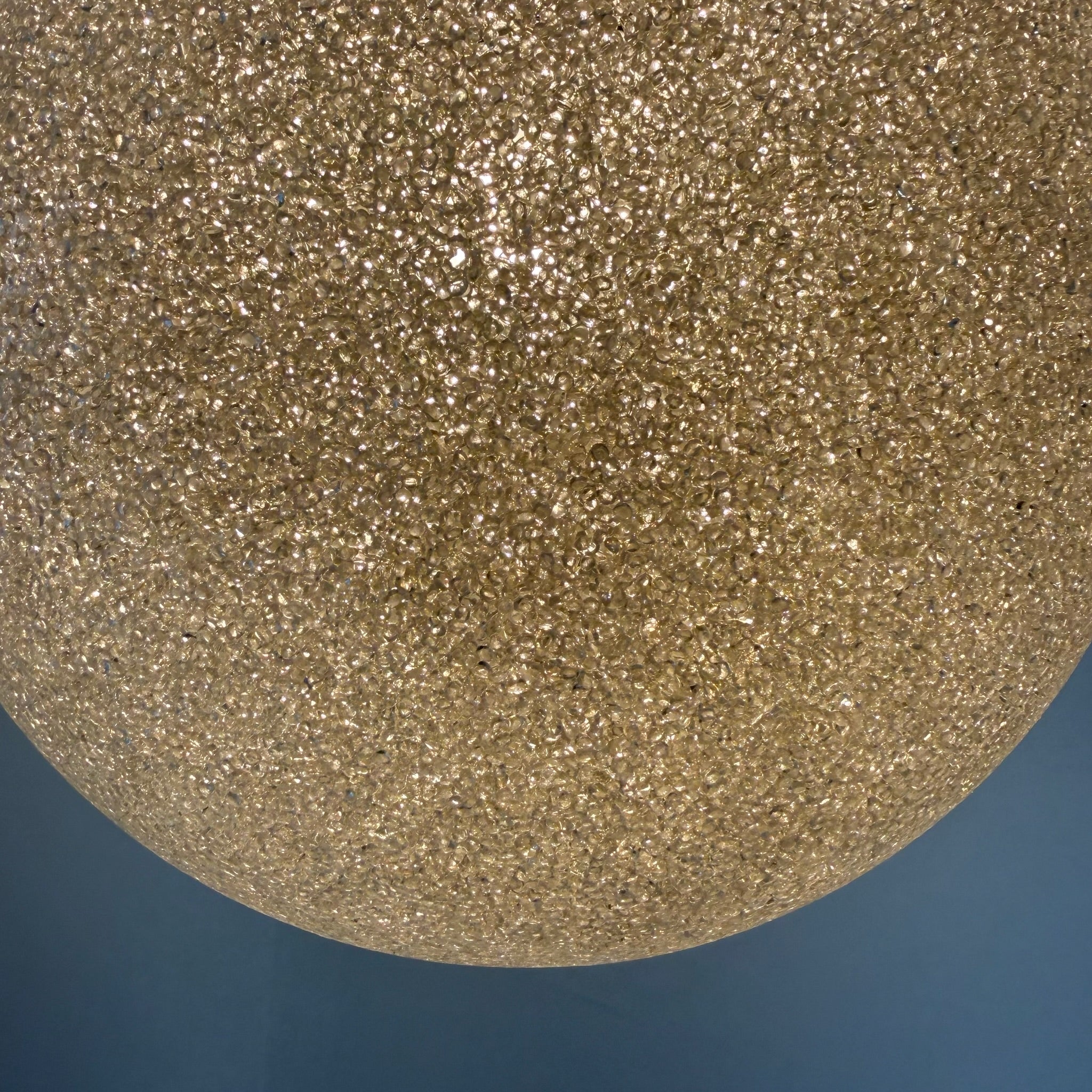 Ikonische 70er Jahre Granulat Kugellampe I Funkelnde Acryl-Prismen Hängelampe I Mid-Century Space Age Pendelleuchte 30 cm Showroom Ansbach