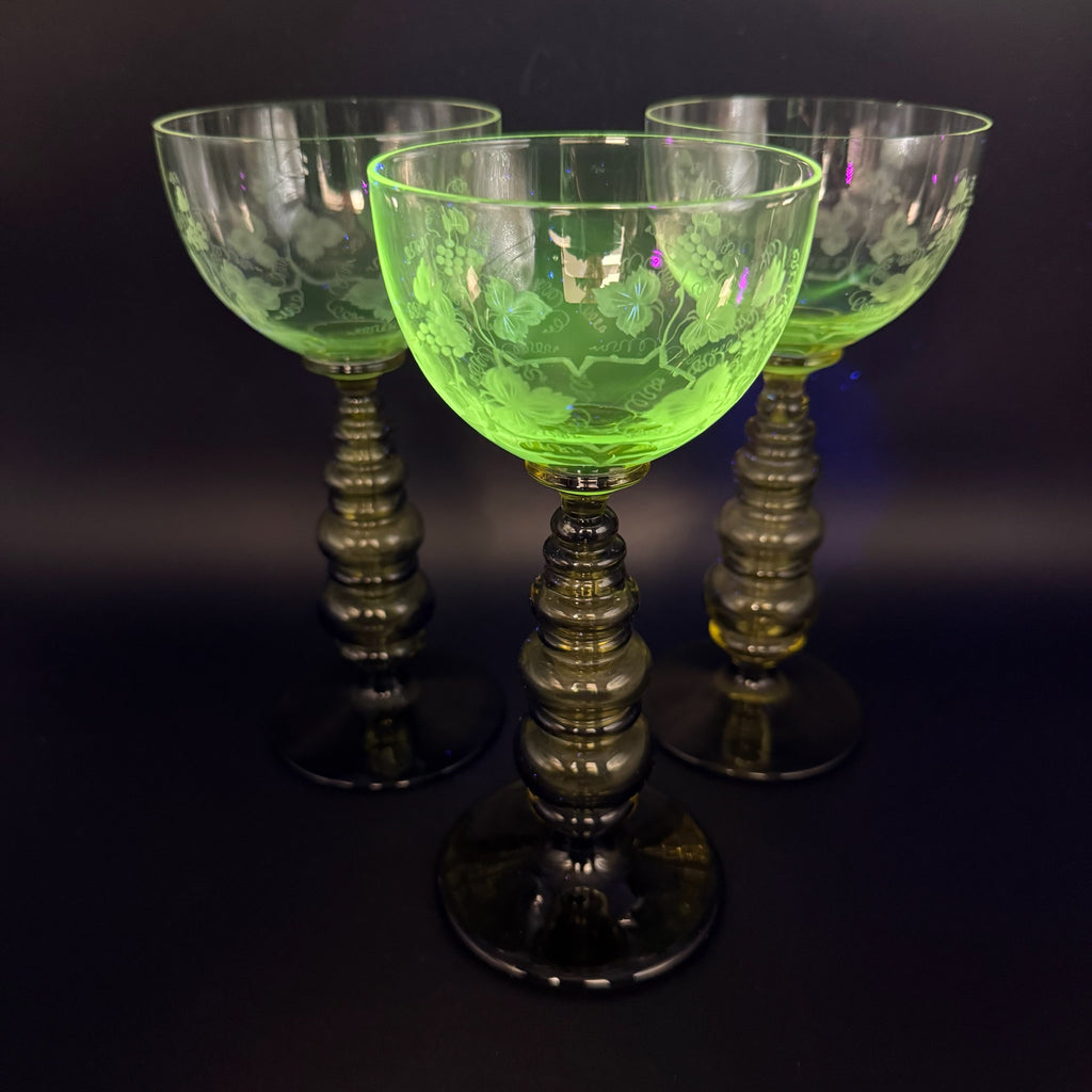 3 Uranglas Römergläser mit Weinlaub Gravur | Uranium Glass | Grüner Nodus-Schaft | Vintage Weingläser | 18 cm Showroom Ansbach