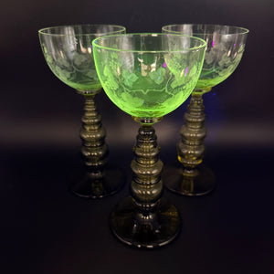 3 Uranglas Römergläser mit Weinlaub Gravur | Uranium Glass | Grüner Nodus-Schaft | Vintage Weingläser | 18 cm