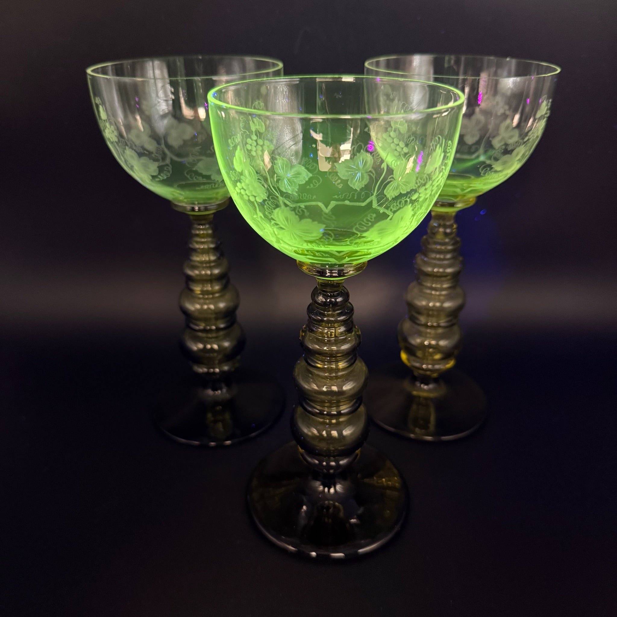 3 Uranglas Römergläser mit Weinlaub Gravur | Uranium Glass | Grüner Nodus-Schaft | Vintage Weingläser | 18 cm Showroom Ansbach