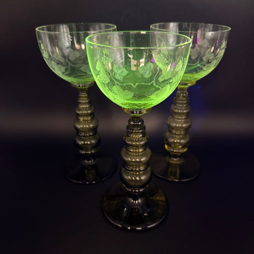 3 Uranglas Römergläser mit Weinlaub Gravur | Uranium Glass | Grüner Nodus-Schaft | Vintage Weingläser | 18 cm Showroom Ansbach