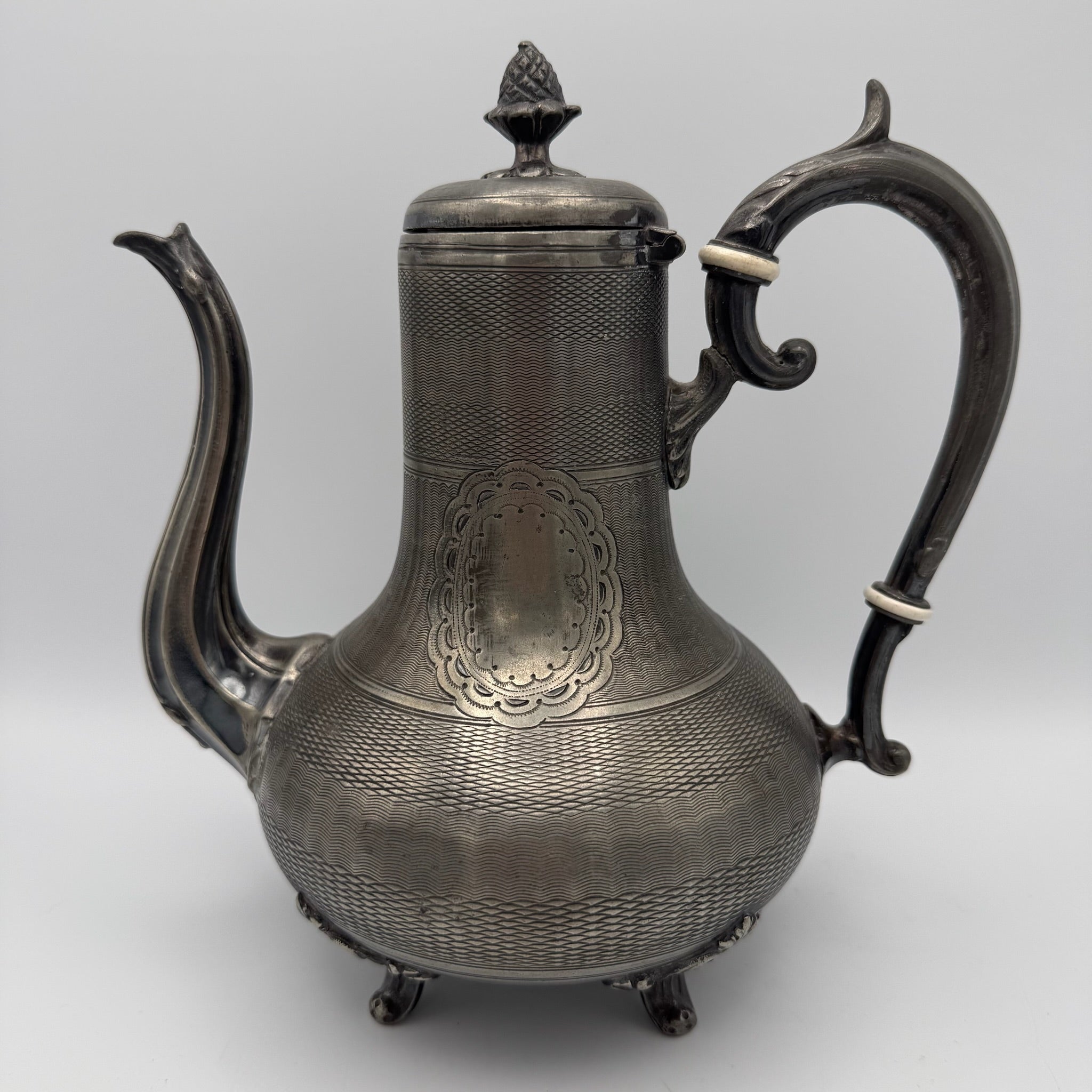 Antikes Prunk Set Teekanne & Zuckerdose I Grands Magasins du Louvre Paris I Versilbert um 1900 I Französischer Historismus Grands Magasins du Louvre, Rue de Marengo, Paris