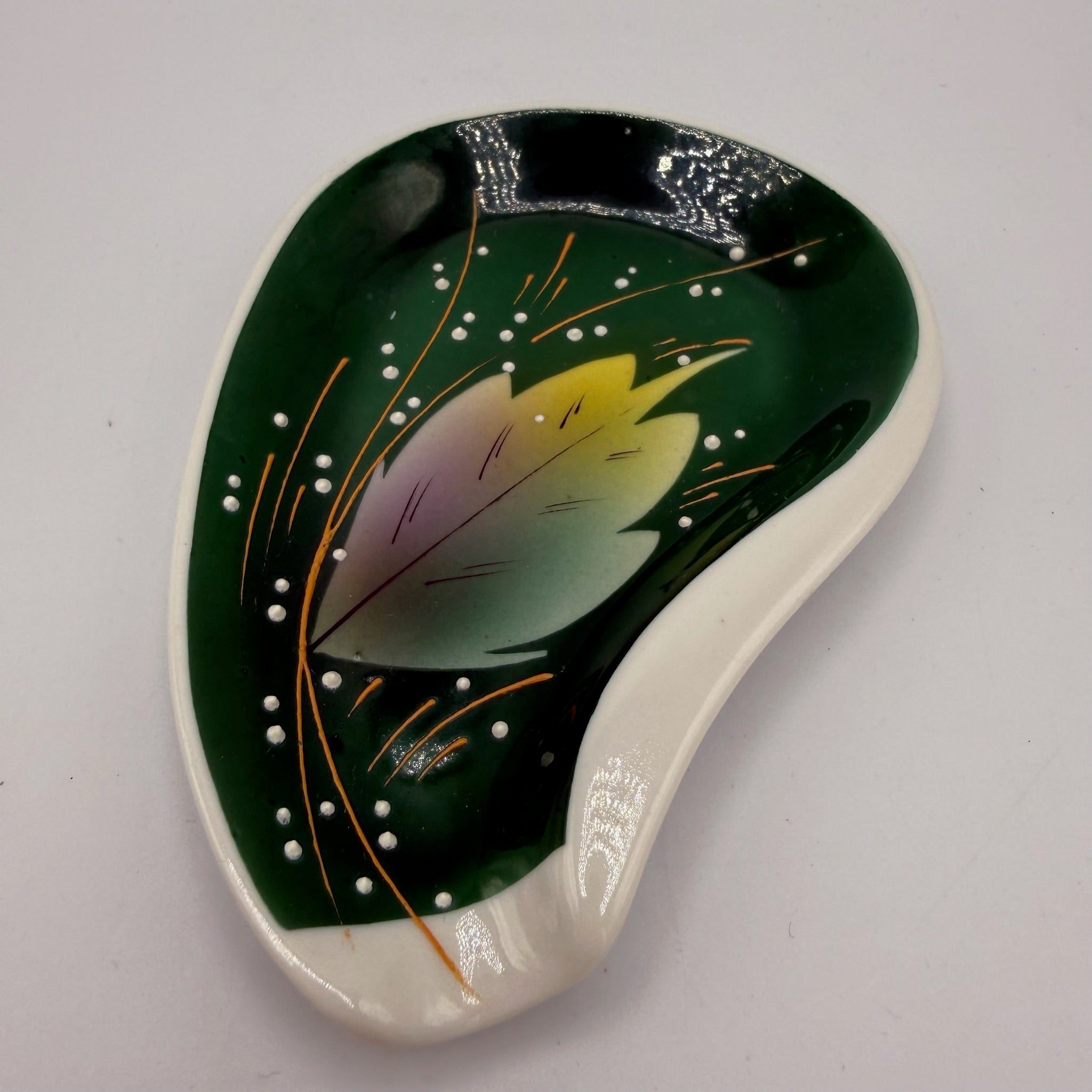 Kister Scheibe-Alsbach Prunkschälchen I Art Déco um 1930 I Erhabene Perlmalerei I Blattform Weiß Gold I 12,8 cm A. W. Fr. Kister
