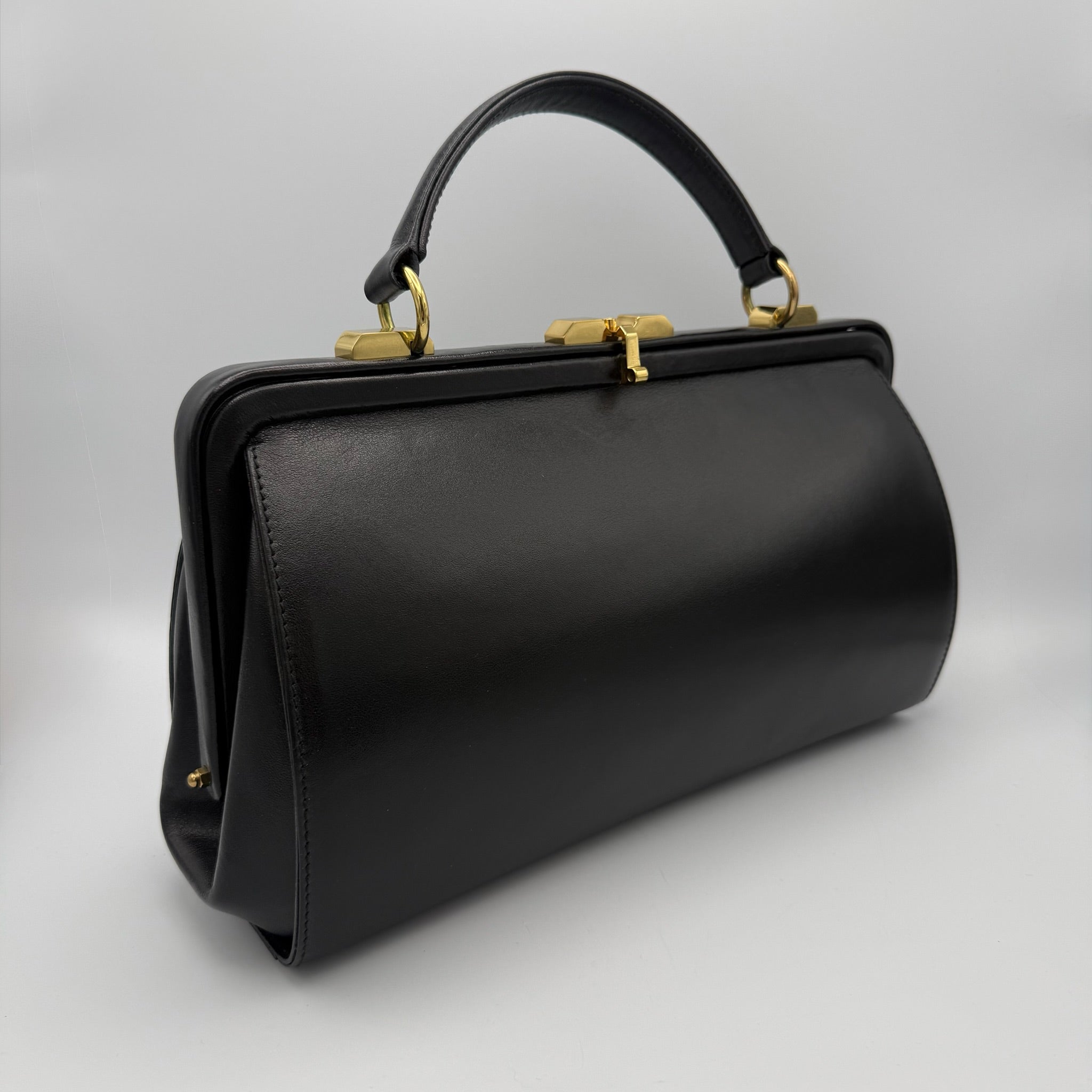 Goldpfeil Vintage Lederhandtasche I Black Boxcalf I Gold-Hardware I Mid-Century um 1960 I Mit Spiegel I 33 cm Gold Pfeil