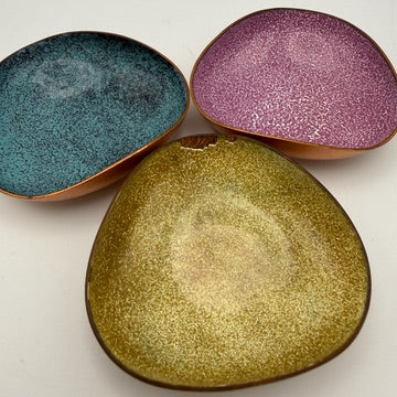 3tlg. Vintage Emaille auf Kupfer Schälchen Set I Blau Rot Gelb Sprenkel I Mid-Century Modern 1960er I Vide-Poche Zierschalen Showroom Ansbach