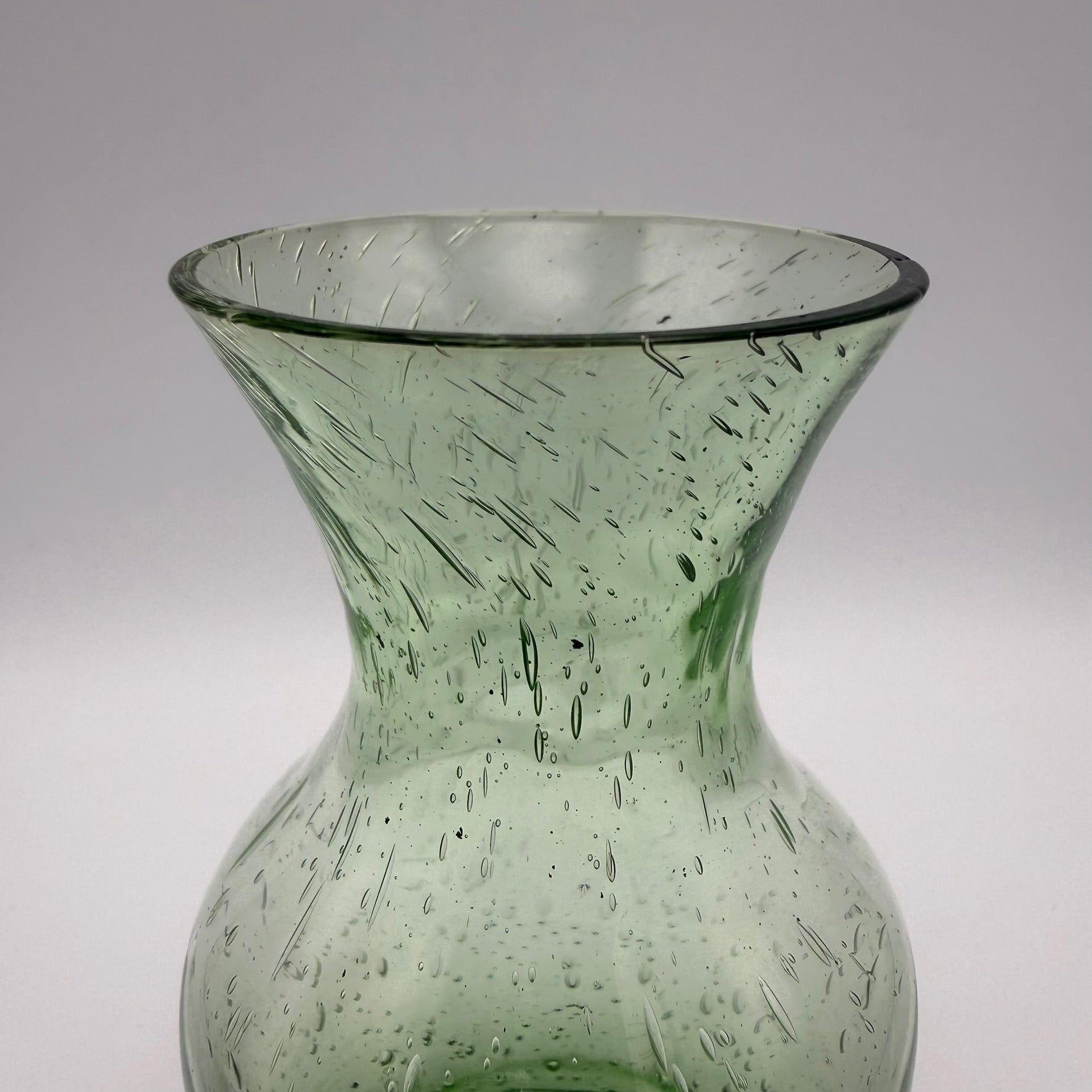 Kleine Vintage Bullicante Vase Grün I Blasenglas Solitärvase 1970er I Mid-Century Moosgrün Kunstglas 11,7 cm Showroom Ansbach