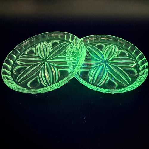 2x Uranglas Teller Untersetzer UV Glas fluoreszierend Art Deco 10,8 cm Showroom Ansbach