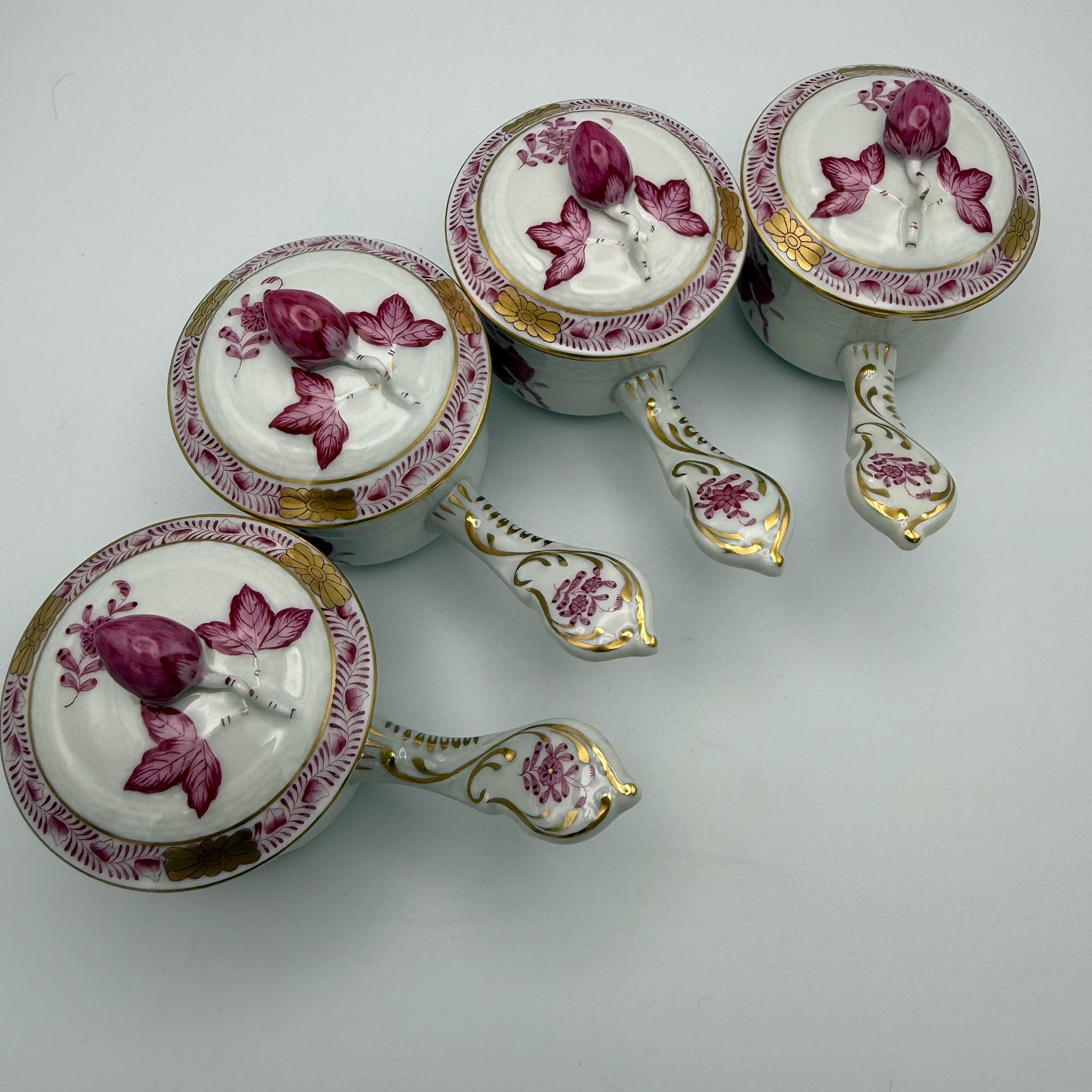 4er Set Herend Schokoladentassen mit Deckel I Apponyi Purpur I Handgemalt Rosenknauf Goldstaffage I Seltene Crème-Töpfen Herend