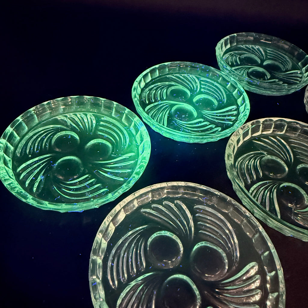 6x Uranglas Untersetzer Tellerchen Art Deco UV Glas fluoreszierend 8,5 cm Set Showroom Ansbach