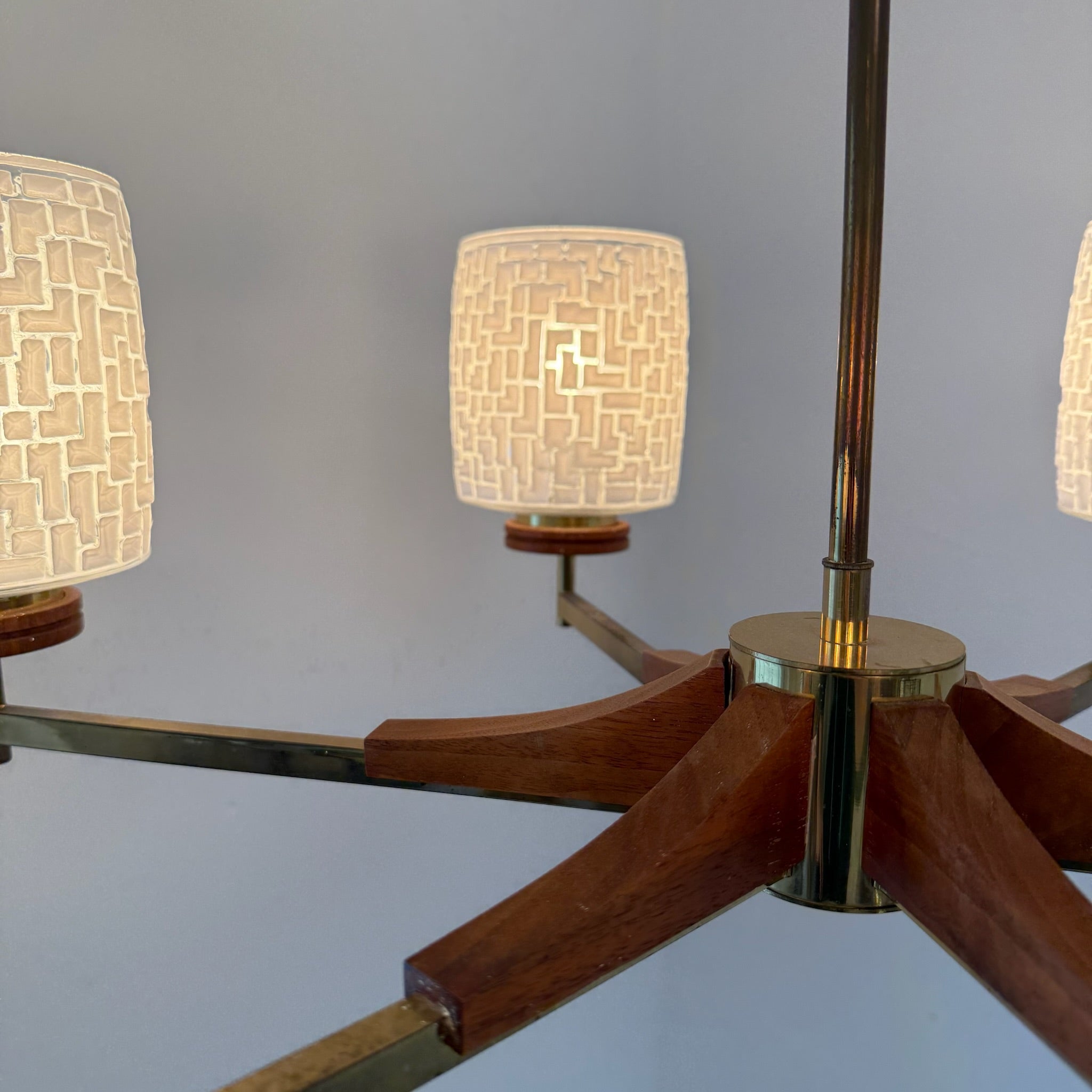 6-flammige Mid-Century Kronleuchter Teakholz & Messing I Skandinavischer Stil 1960er I Mosaik Glas-Schirme I Vintage 70 cm Showroom Ansbach