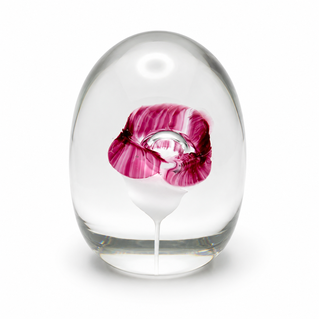 Künstlersigniertes Glas Paperweight 1986 I Eingeschmolzene purpurrote Blume I Glasbriefbeschwerer Handarbeit 5,6 cm Showroom Ansbach