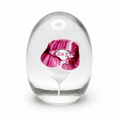 Künstlersigniertes Glas Paperweight 1986 I Eingeschmolzene purpurrote Blume I Glasbriefbeschwerer Handarbeit 5,6 cm Showroom Ansbach