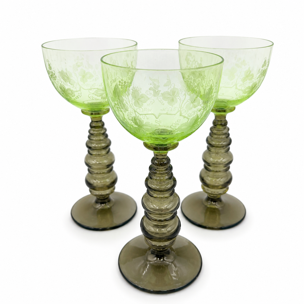 3 Uranglas Römergläser mit Weinlaub Gravur | Uranium Glass | Grüner Nodus-Schaft | Vintage Weingläser | 18 cm Showroom Ansbach