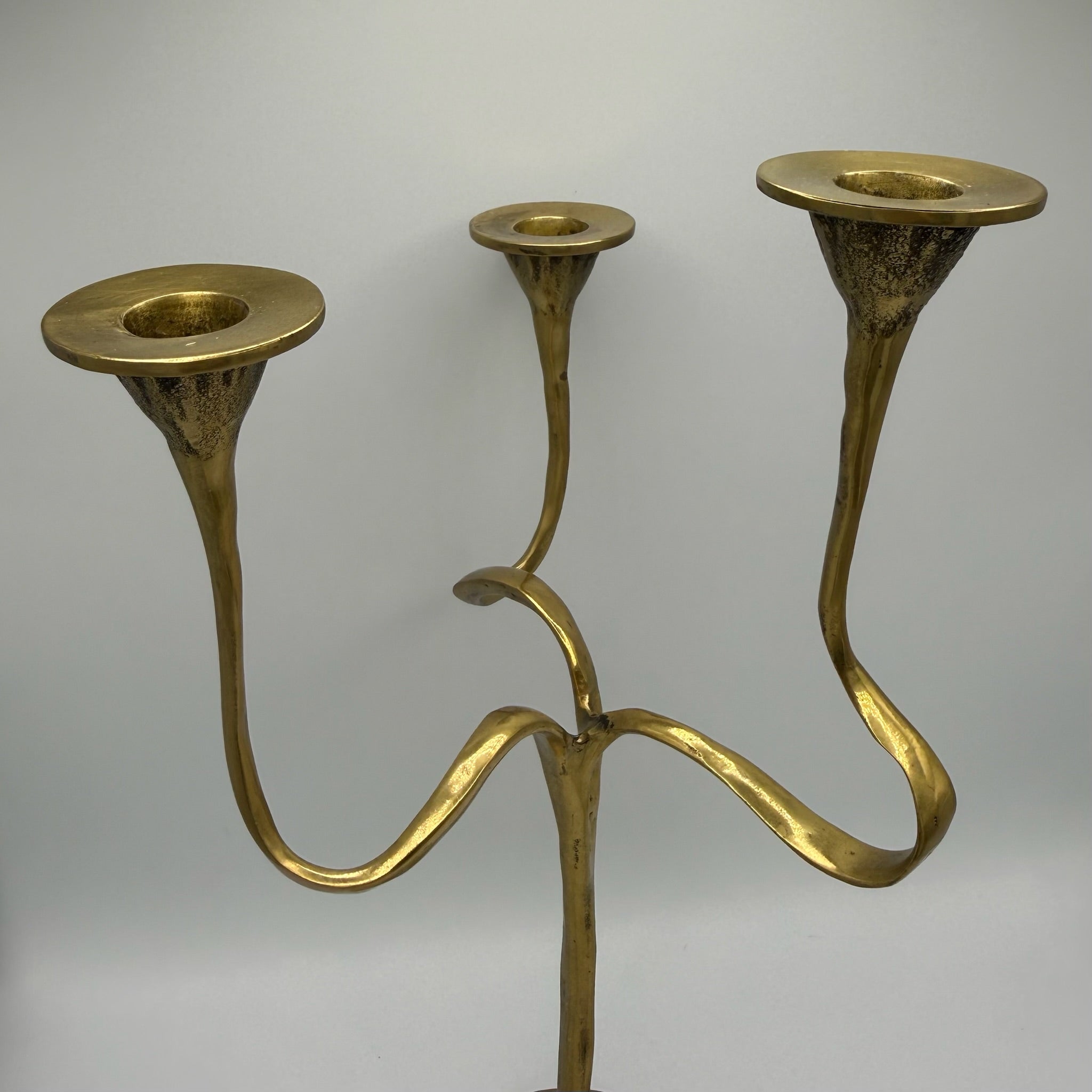 Kurt Jesch für Fratelli Tonini I Großer 3-flammiger Design Kerzenleuchter I Messing massiv I Italien 1960er I Unpolierter Originalzustand Kurt Jesch für Fratelli Tonini