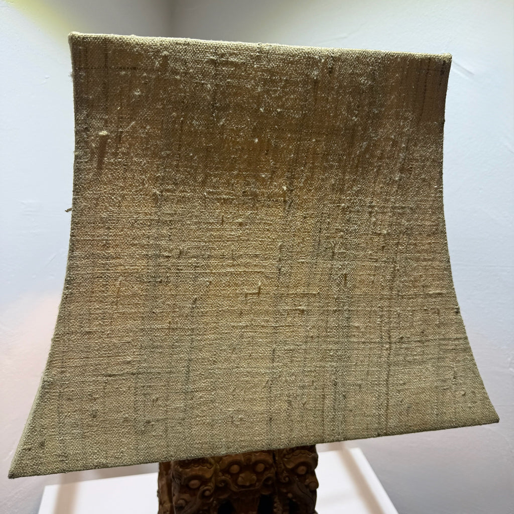 Große balinesische Tempellampe aus handgeschnitztem Hartholz – wahrscheinlich 19. Jahrhundert – monumentale Holzschnitzerei, 71 cm Showroom Ansbach