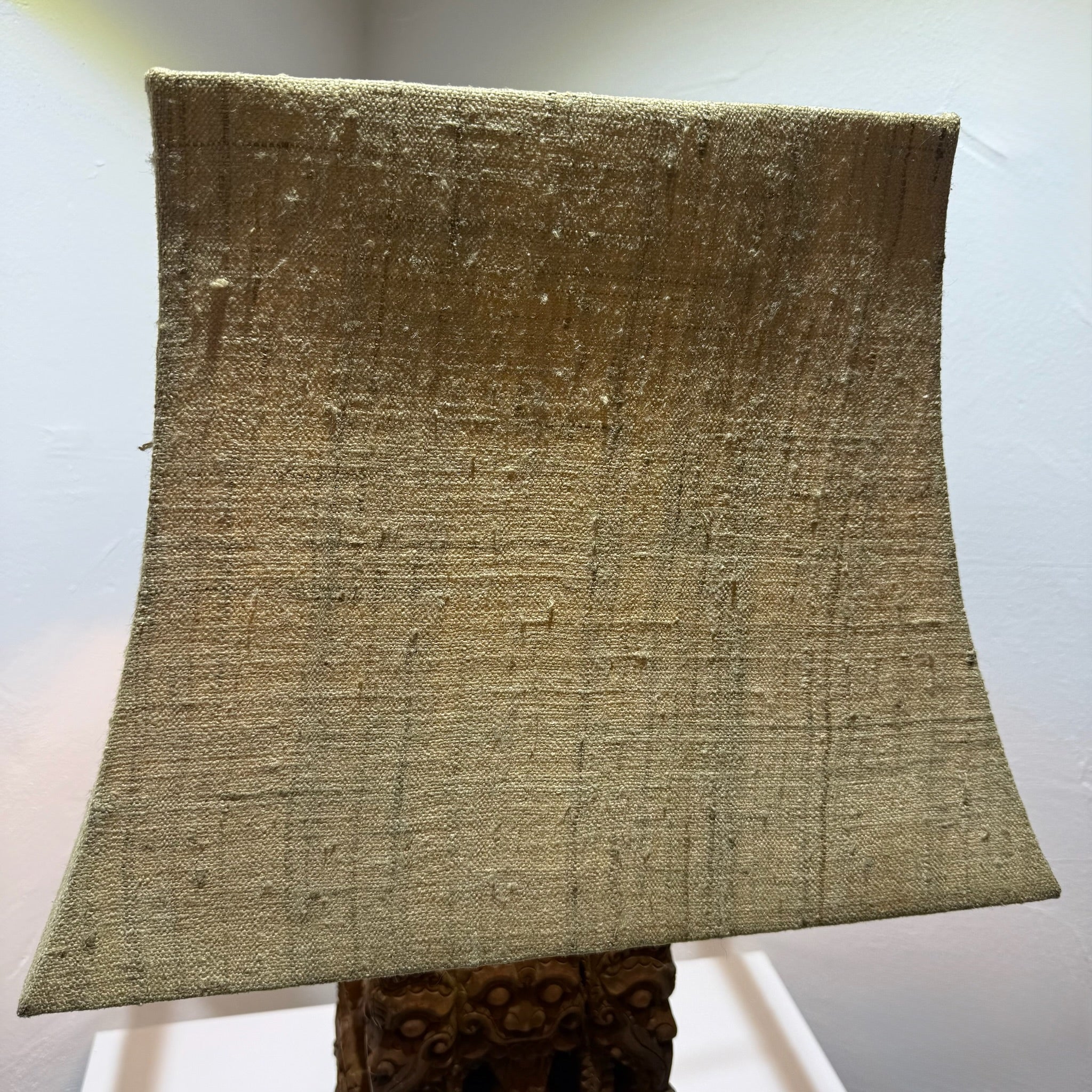 Große balinesische Tempellampe aus handgeschnitztem Hartholz – wahrscheinlich 19. Jahrhundert – monumentale Holzschnitzerei, 71 cm Showroom Ansbach