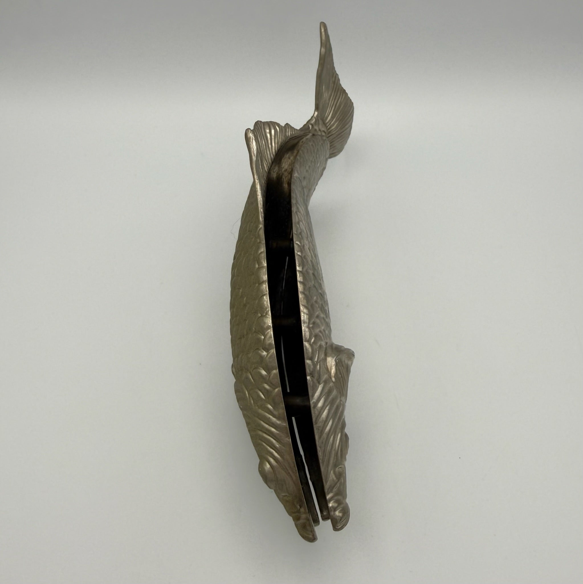 Italienischer Design Serviettenhalter Fisch I Hollywood Regency 1960er/70er I Modello Depositato Bicolor Silber & Messing Karpfen 23,4 cm Showroom Ansbach