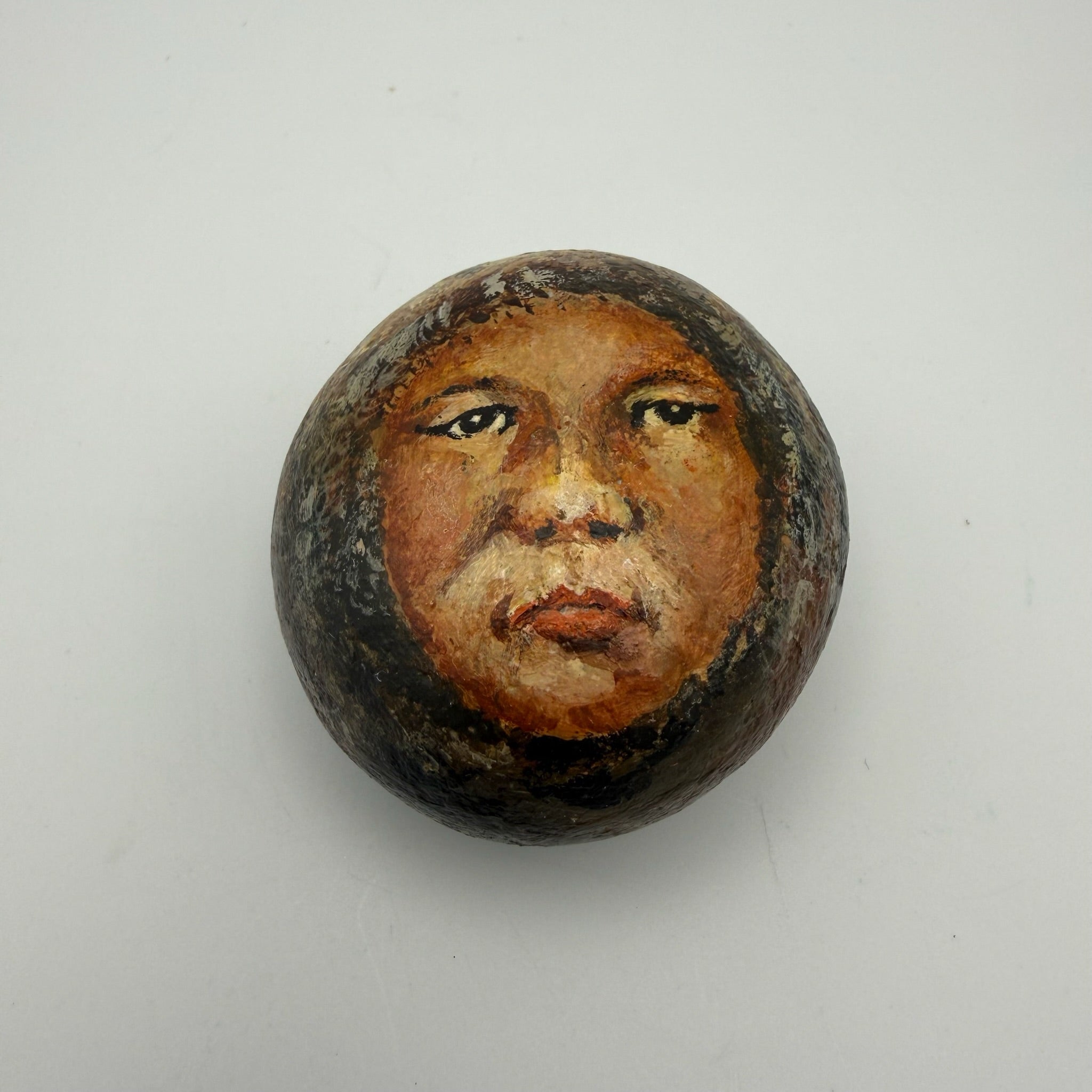Original Inuit Kunst I Handbemalter Naturstein I Kanada I Handsigniert „Sarah“ I 5,6 cm Showroom Ansbach