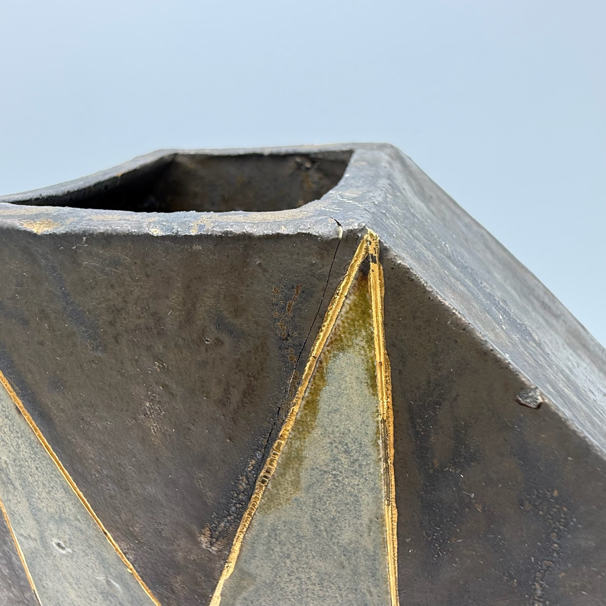 Karlsruher Majolika Art Déco Prunkvase 2193 I Geometrische Diamantform I Goldstaffage 1930er I Sammlerstück 28 cm Karlsruher Majolka