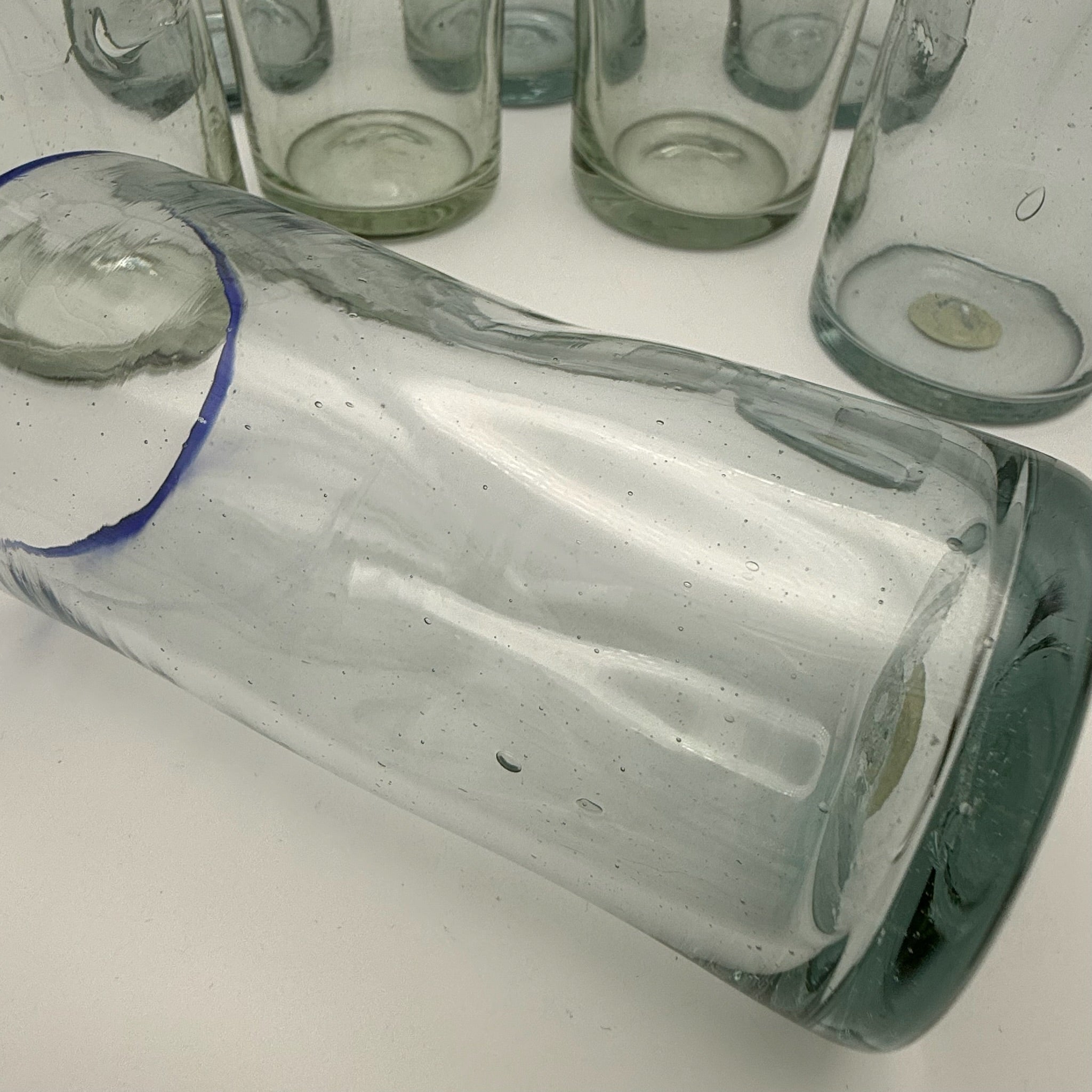 8er Set Vintage Wassergläser I Mundgeblasen Handarbeit I Blasen Glas Biot Stil I Blauer Rand I 1970er I 12,7 cm Showroom Ansbach
