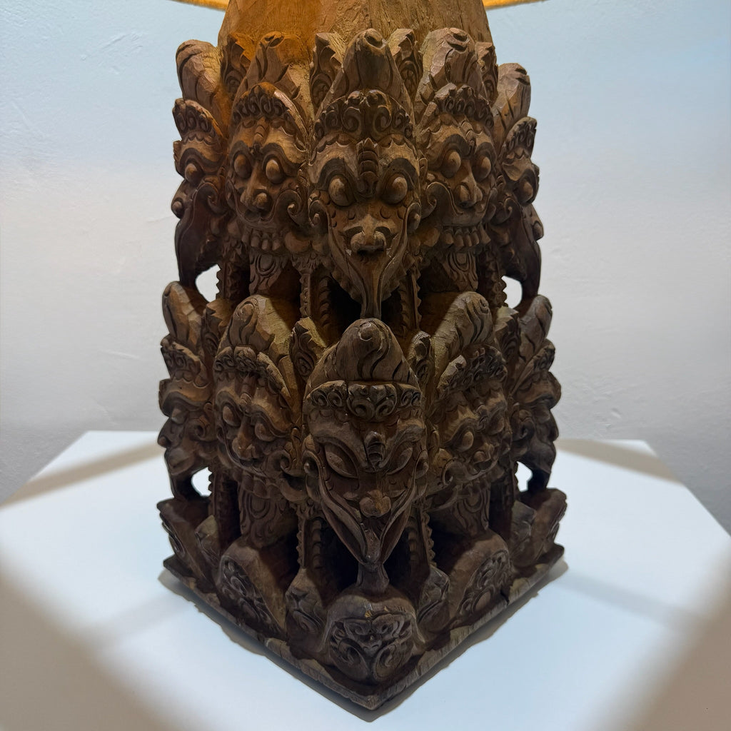 Große balinesische Tempellampe aus handgeschnitztem Hartholz – wahrscheinlich 19. Jahrhundert – monumentale Holzschnitzerei, 71 cm Showroom Ansbach