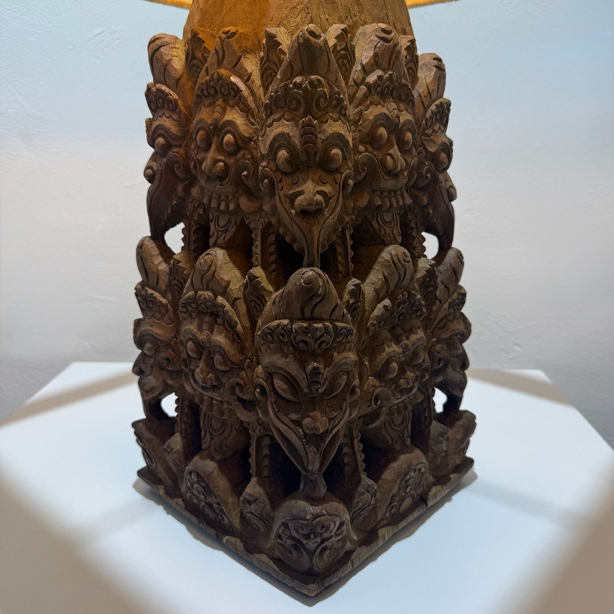 Große balinesische Tempellampe aus handgeschnitztem Hartholz – wahrscheinlich 19. Jahrhundert – monumentale Holzschnitzerei, 71 cm Showroom Ansbach