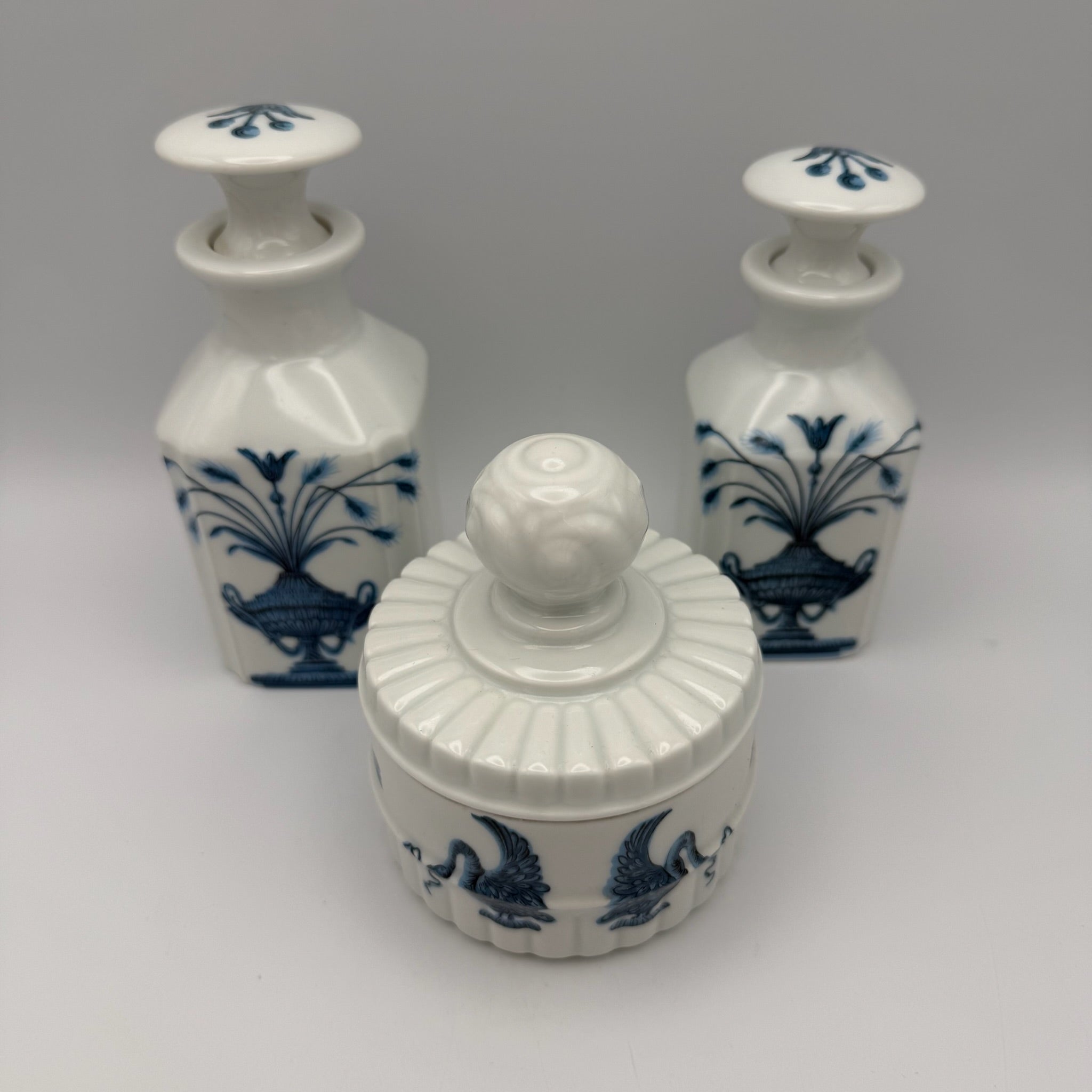 3tlg Porcelaine de Paris Badezimmer Set I Dekor Lamballe Schwanen-Motiv I Flakons & Deckeldose Frankreich 1970er Porcelaine de Paris