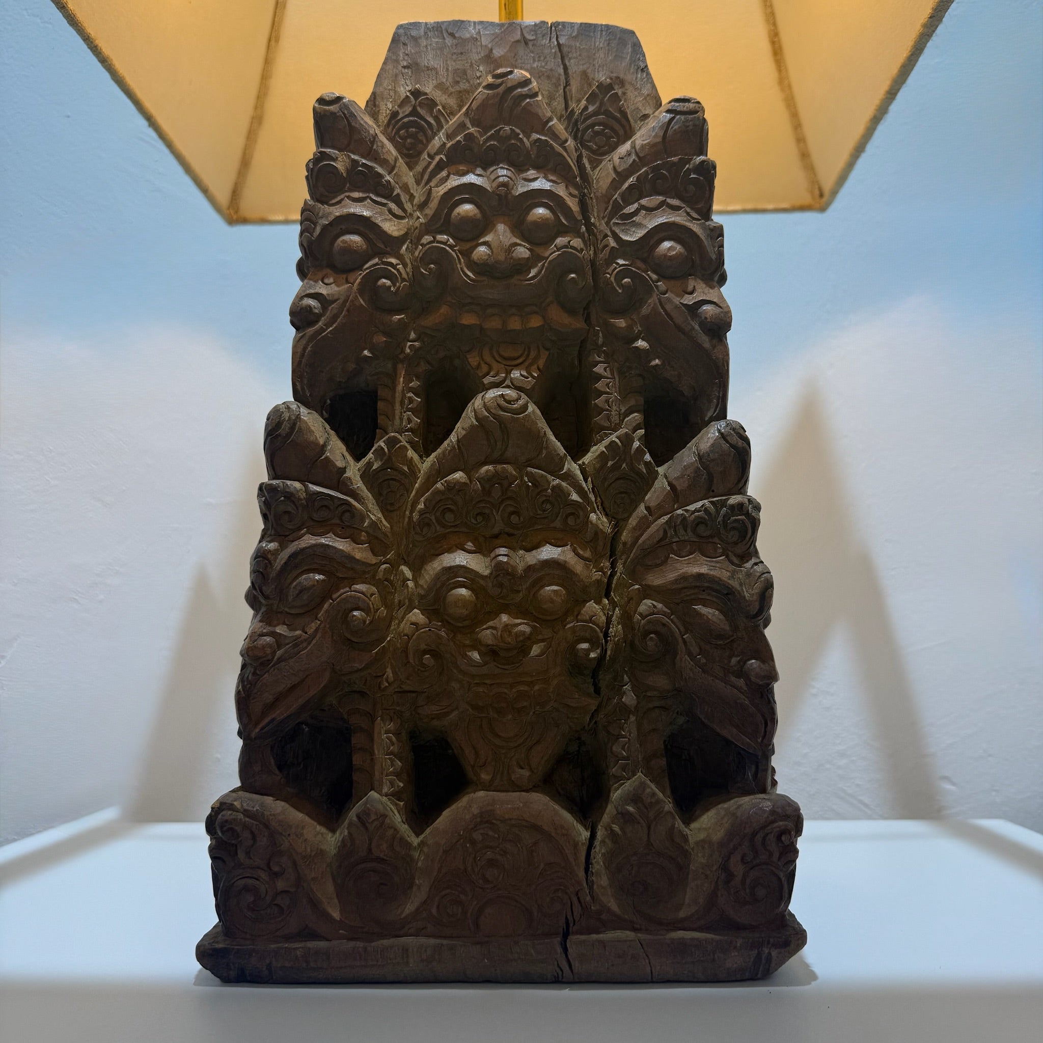 Große balinesische Tempellampe aus handgeschnitztem Hartholz – wahrscheinlich 19. Jahrhundert – monumentale Holzschnitzerei, 71 cm Showroom Ansbach