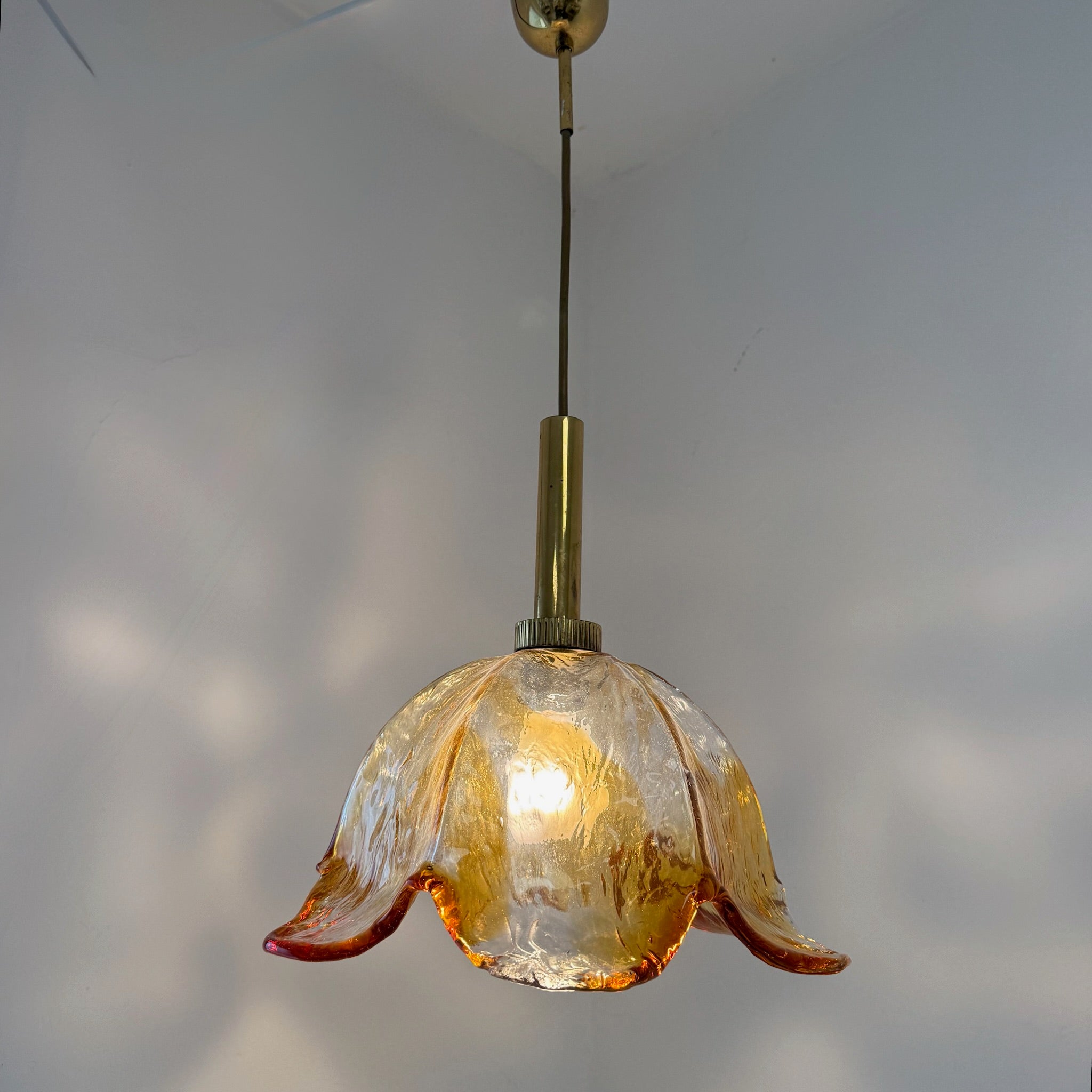 Große Murano Glas Pendelleuchte 70er I AV Mazzega Stil I Blüten-Hängelampe Bernstein Orange Messing I Vintage 34,5 cm Murano