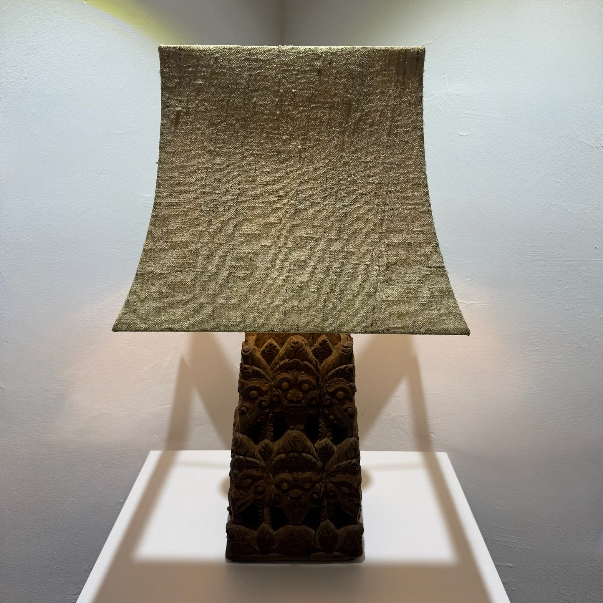 Große balinesische Tempellampe aus handgeschnitztem Hartholz – wahrscheinlich 19. Jahrhundert – monumentale Holzschnitzerei, 71 cm Showroom Ansbach