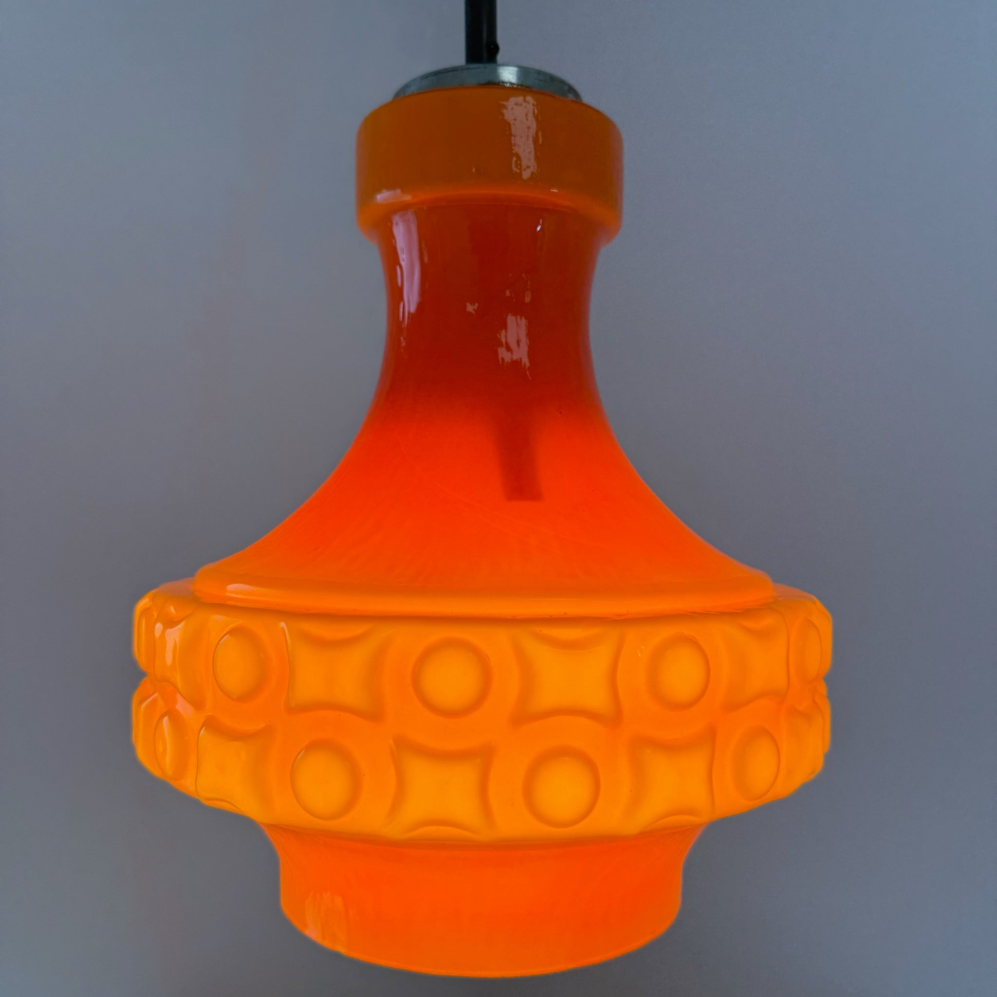 Space Age Pendelleuchte I Orange Tulpenform Überfangglas 1970er I Monumentale Hängeleuchte Pop-Art Vintage Design Showroom Ansbach