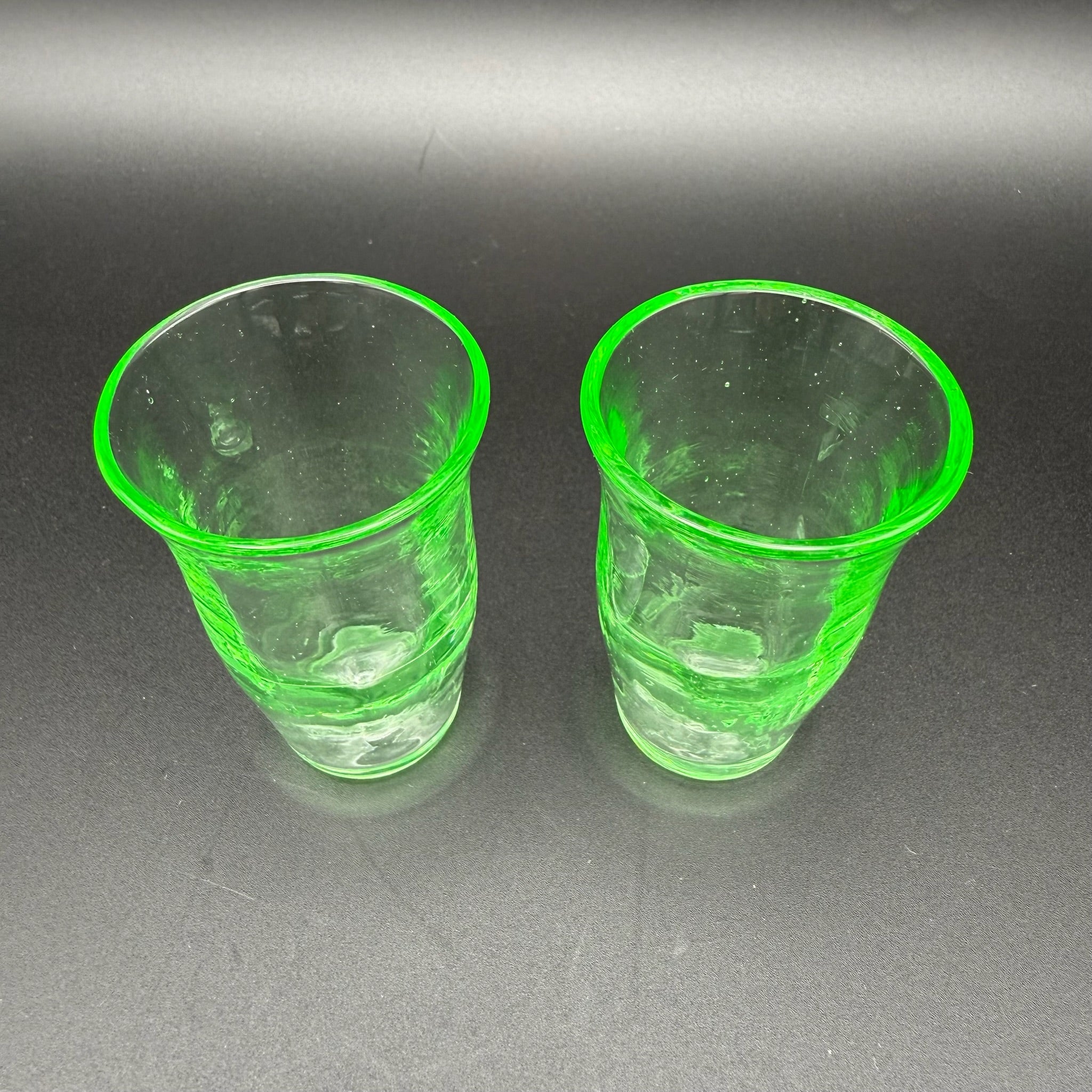 2 Uranglas Schnapsgläser | Vintage Vaseline Glass | Fluoreszierend unter UV-Licht | Handgearbeitet | 6 cm Showroom Ansbach