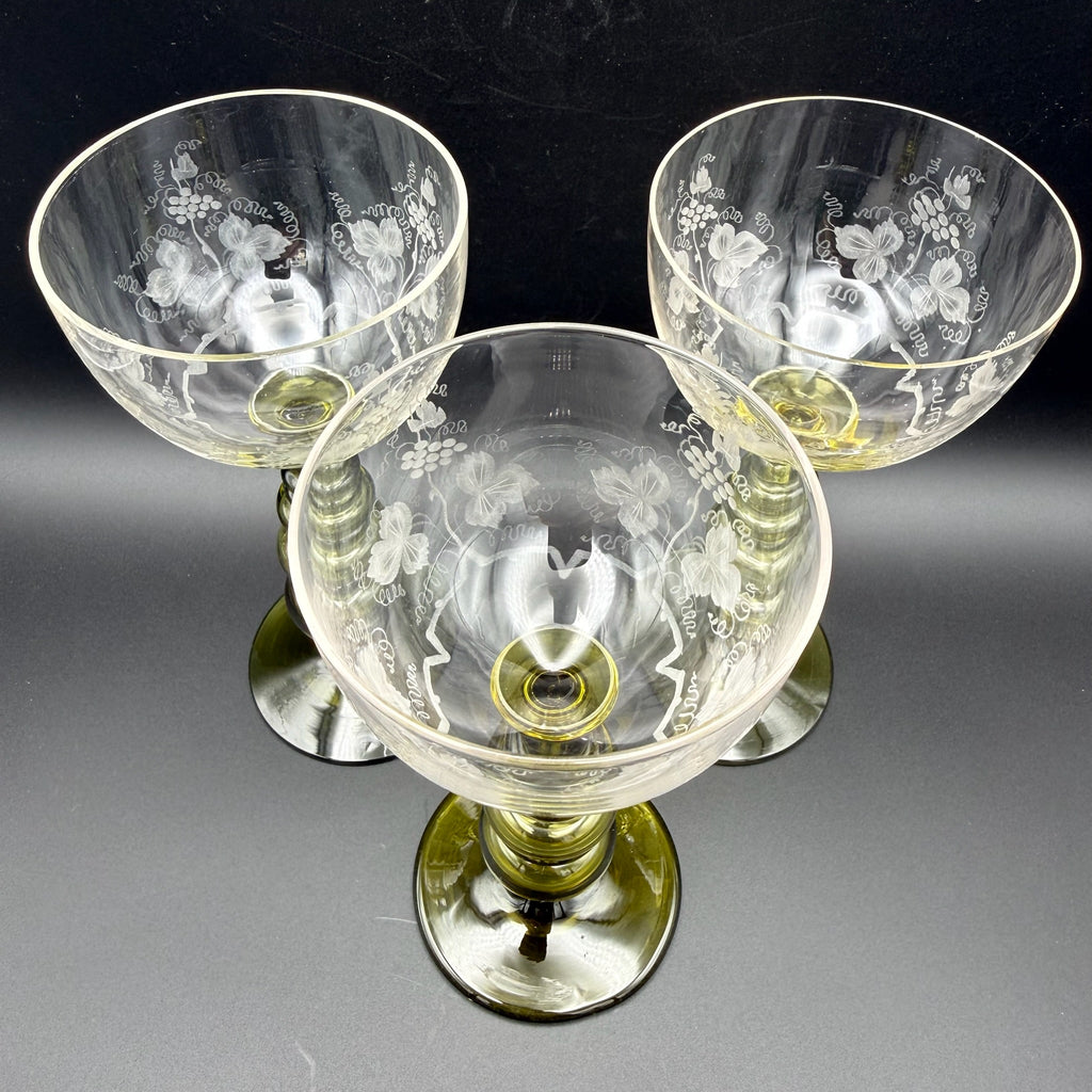 3 Uranglas Römergläser mit Weinlaub Gravur | Uranium Glass | Grüner Nodus-Schaft | Vintage Weingläser | 18 cm Showroom Ansbach