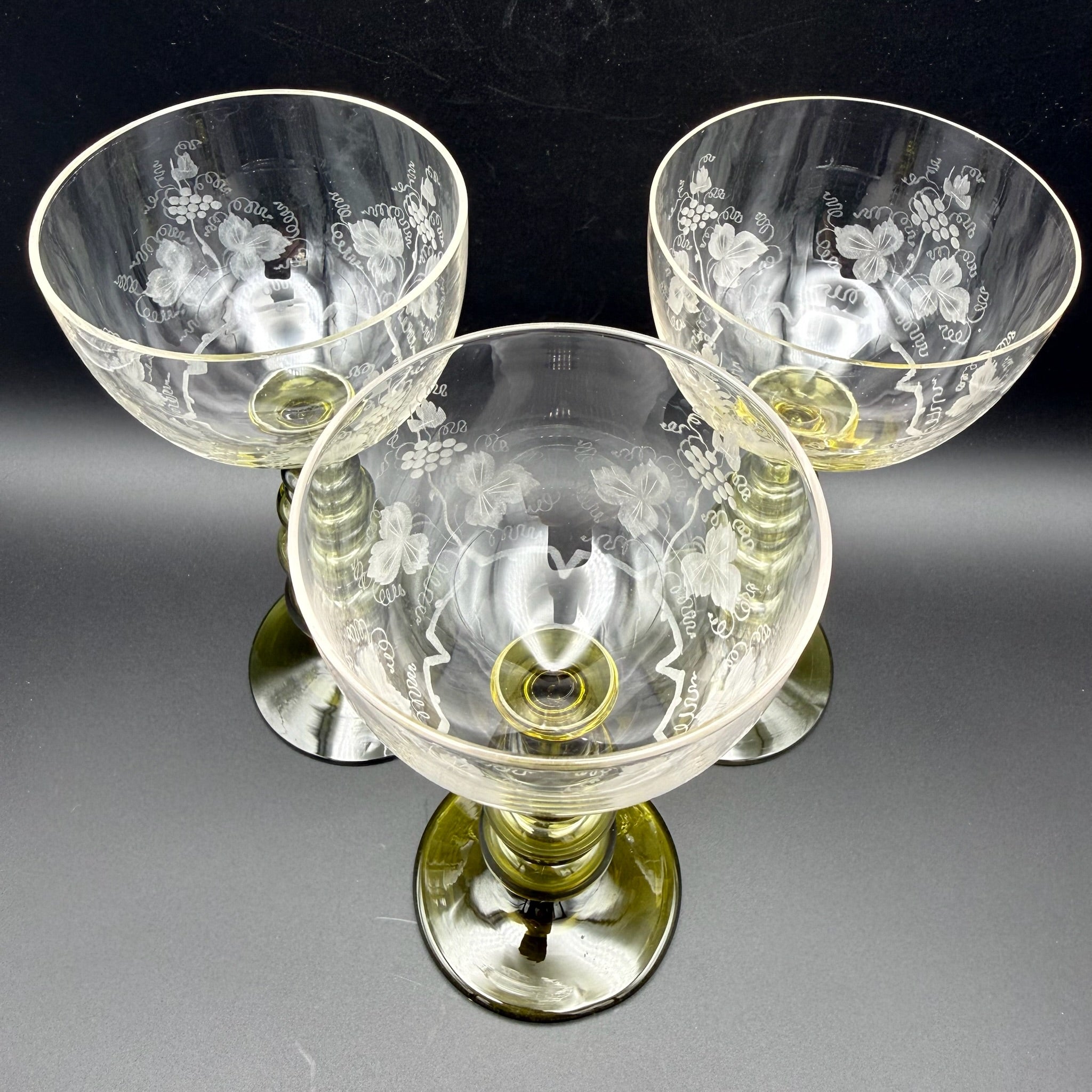 3 Uranglas Römergläser mit Weinlaub Gravur | Uranium Glass | Grüner Nodus-Schaft | Vintage Weingläser | 18 cm Showroom Ansbach