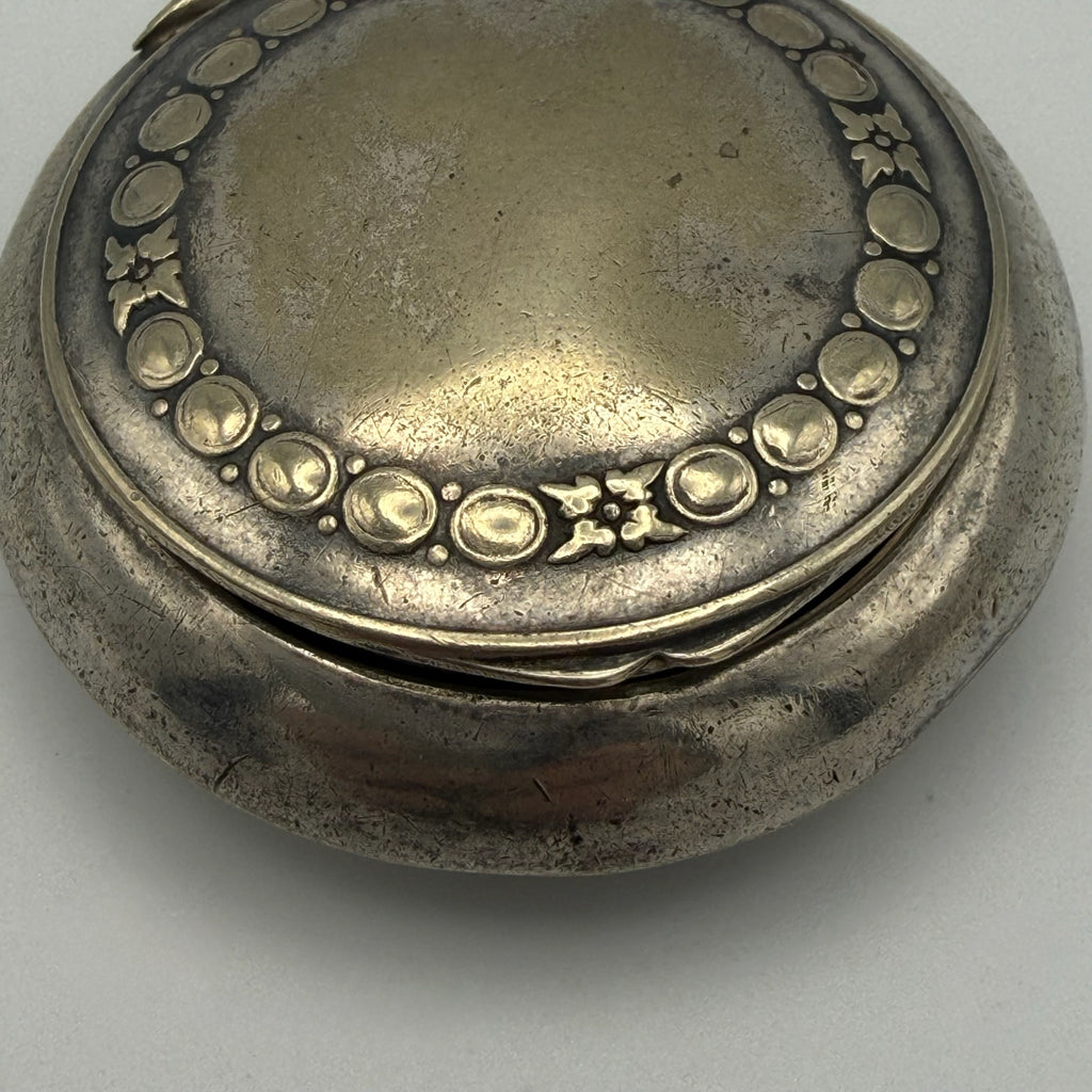 Antike Jugendstil Pillendose Alpacca I Kettenanhänger Dose I Guilloche & Rocaille um 1910 I 4,5 cm Showroom Ansbach