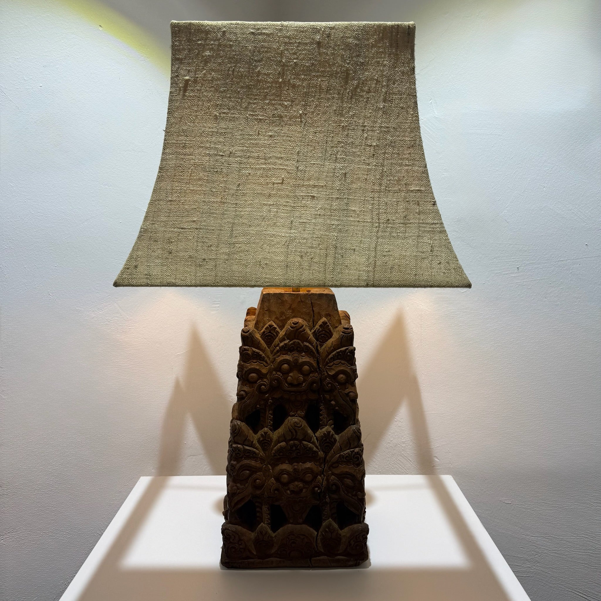 Große balinesische Tempellampe aus handgeschnitztem Hartholz – wahrscheinlich 19. Jahrhundert – monumentale Holzschnitzerei, 71 cm Showroom Ansbach