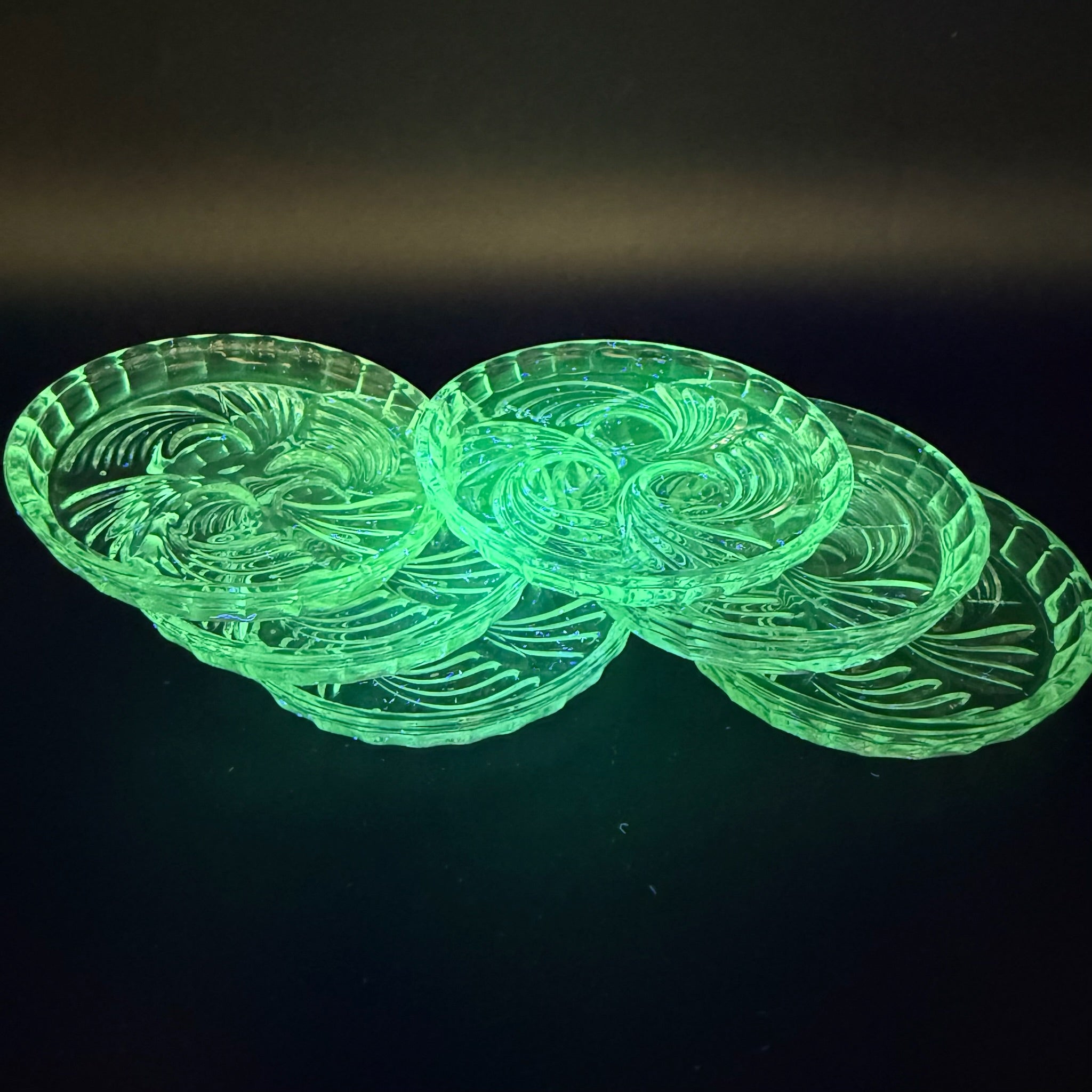 6x Uranglas Untersetzer Tellerchen Art Deco UV Glas fluoreszierend 8,5 cm Set Showroom Ansbach