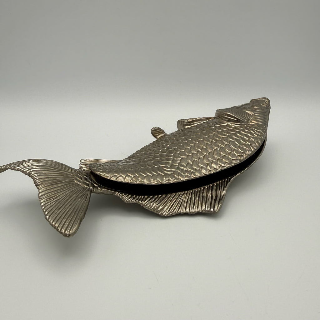Italienischer Design Serviettenhalter Fisch I Hollywood Regency 1960er/70er I Modello Depositato Bicolor Silber & Messing Karpfen 23,4 cm Showroom Ansbach