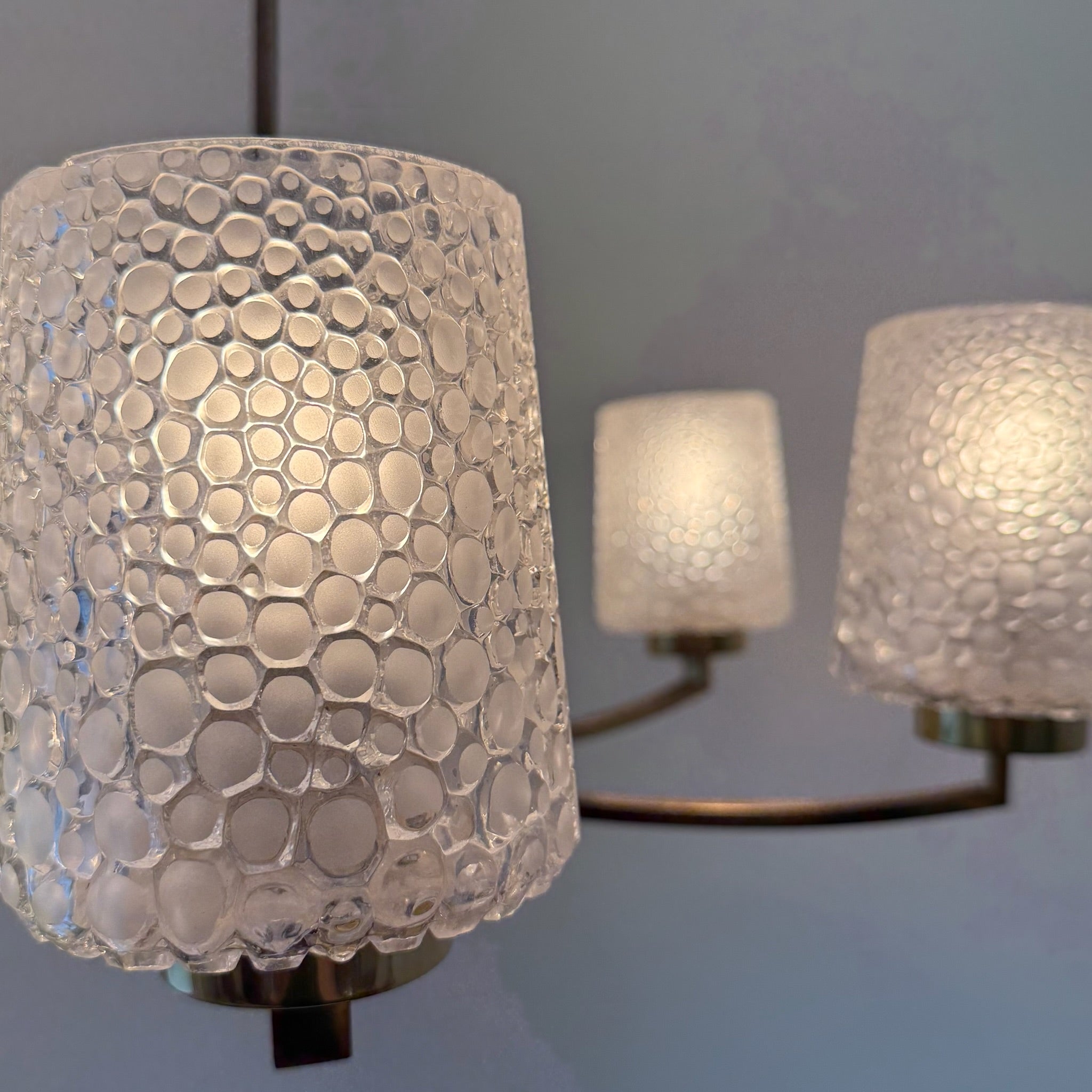 6-flammiger Mid-Century Messing Kronleuchter 1960er I Ikonische Bubble Glas Schirme I Satiniertes Noppenglas Deckenlampe 68 cm Showroom Ansbach