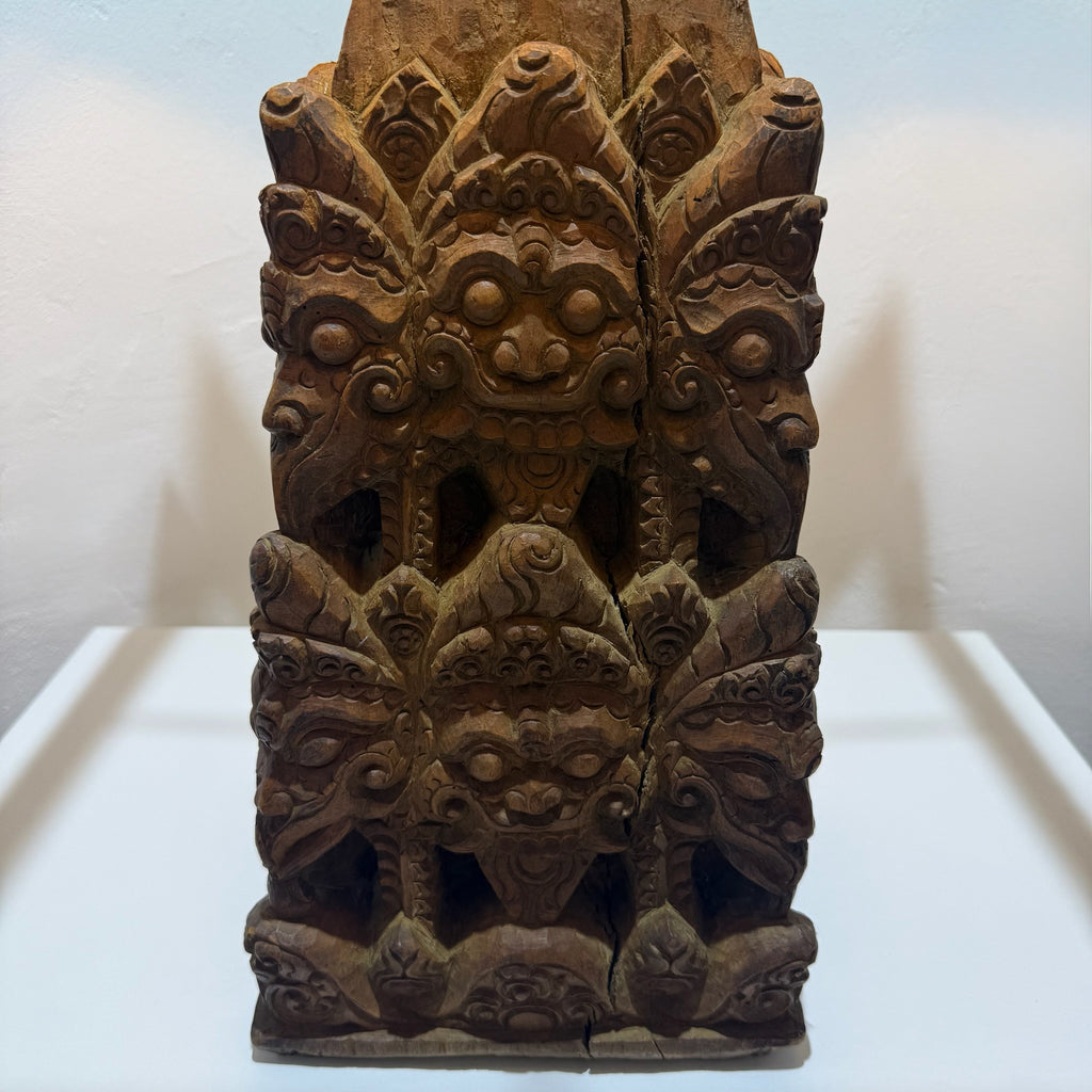 Große balinesische Tempellampe aus handgeschnitztem Hartholz – wahrscheinlich 19. Jahrhundert – monumentale Holzschnitzerei, 71 cm Showroom Ansbach