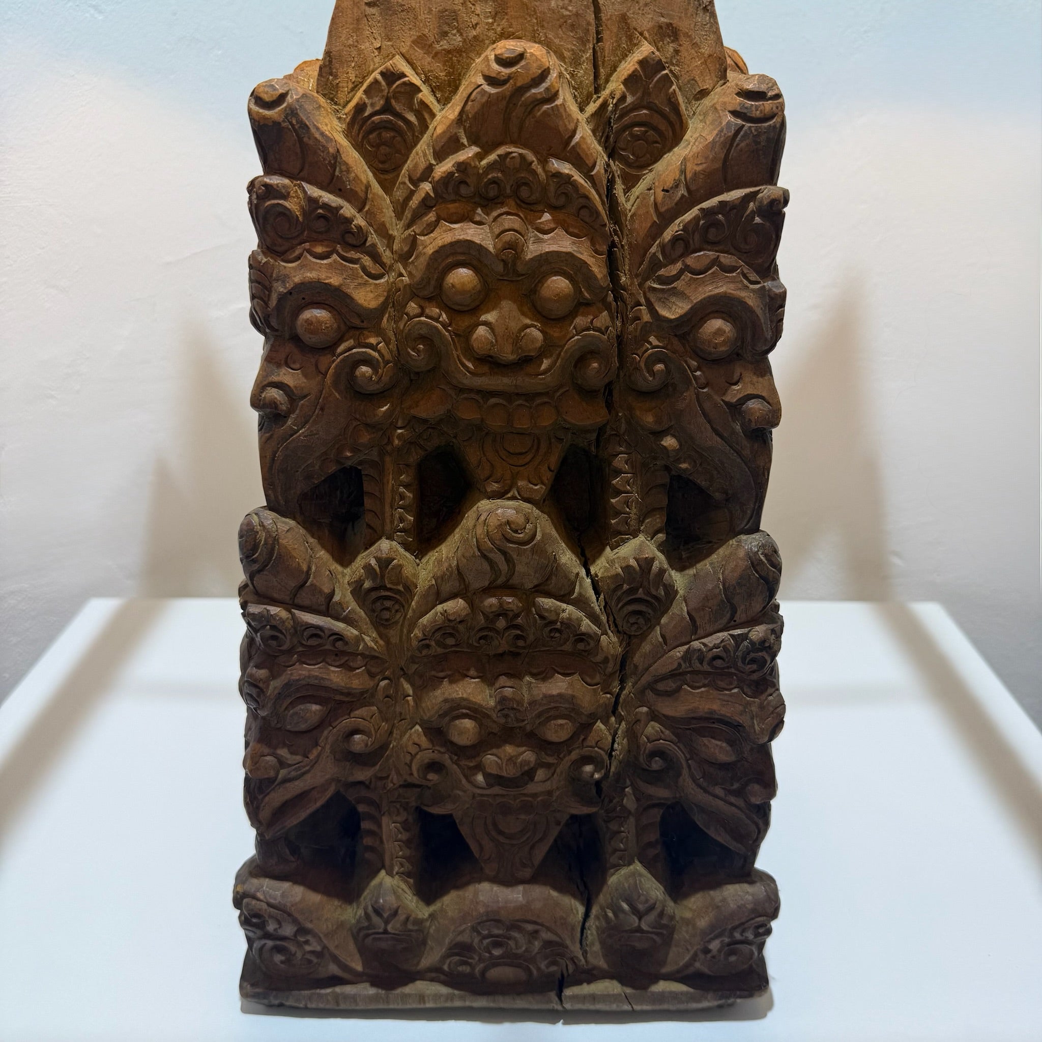 Große balinesische Tempellampe aus handgeschnitztem Hartholz – wahrscheinlich 19. Jahrhundert – monumentale Holzschnitzerei, 71 cm Showroom Ansbach
