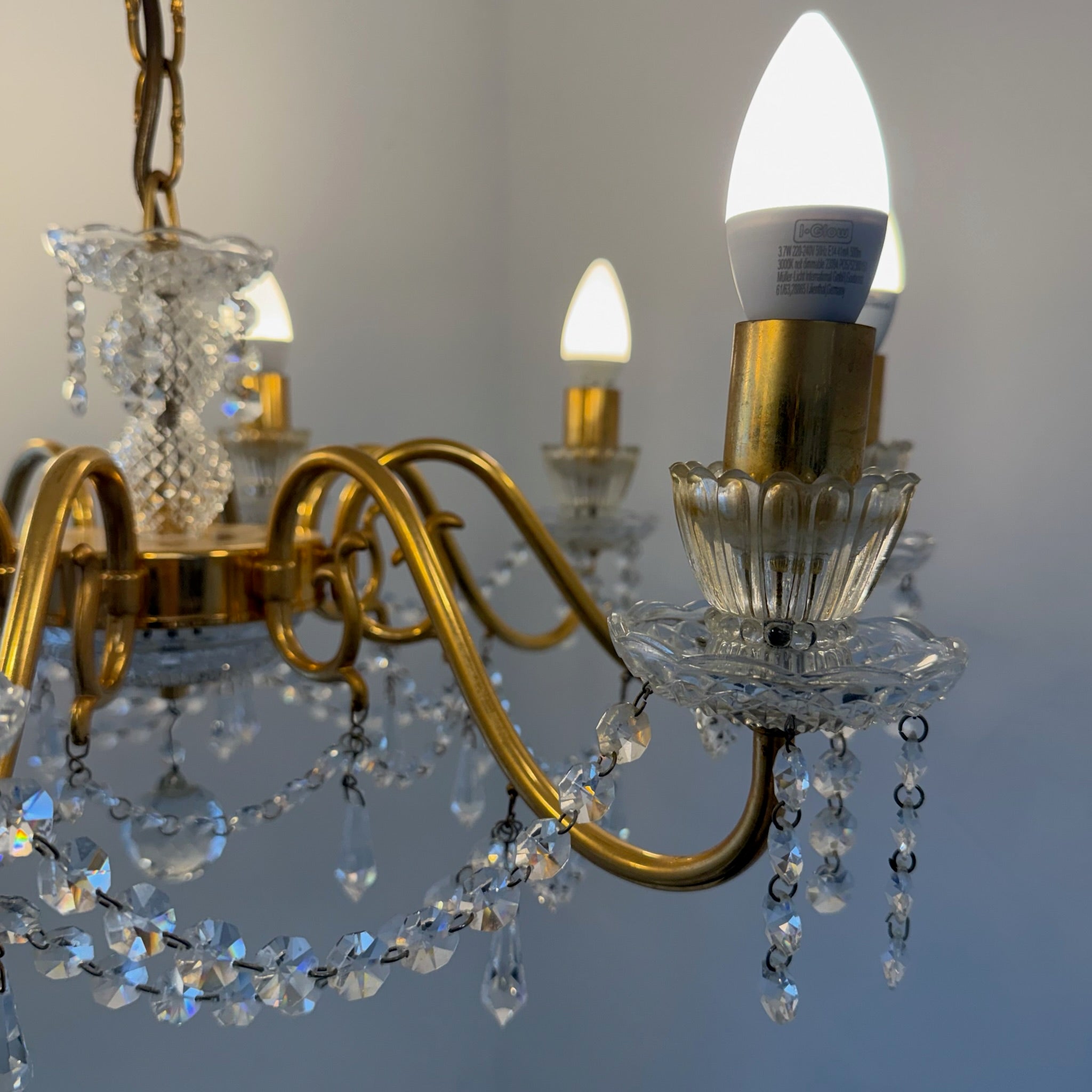 Prachtvoller 8-flammiger Kristall-Kronleuchter um 1960 I 14 Karat Echtgold-Vergoldung I Schweres Bleikristall Prunk-Chandelier 74 cm Showroom Ansbach
