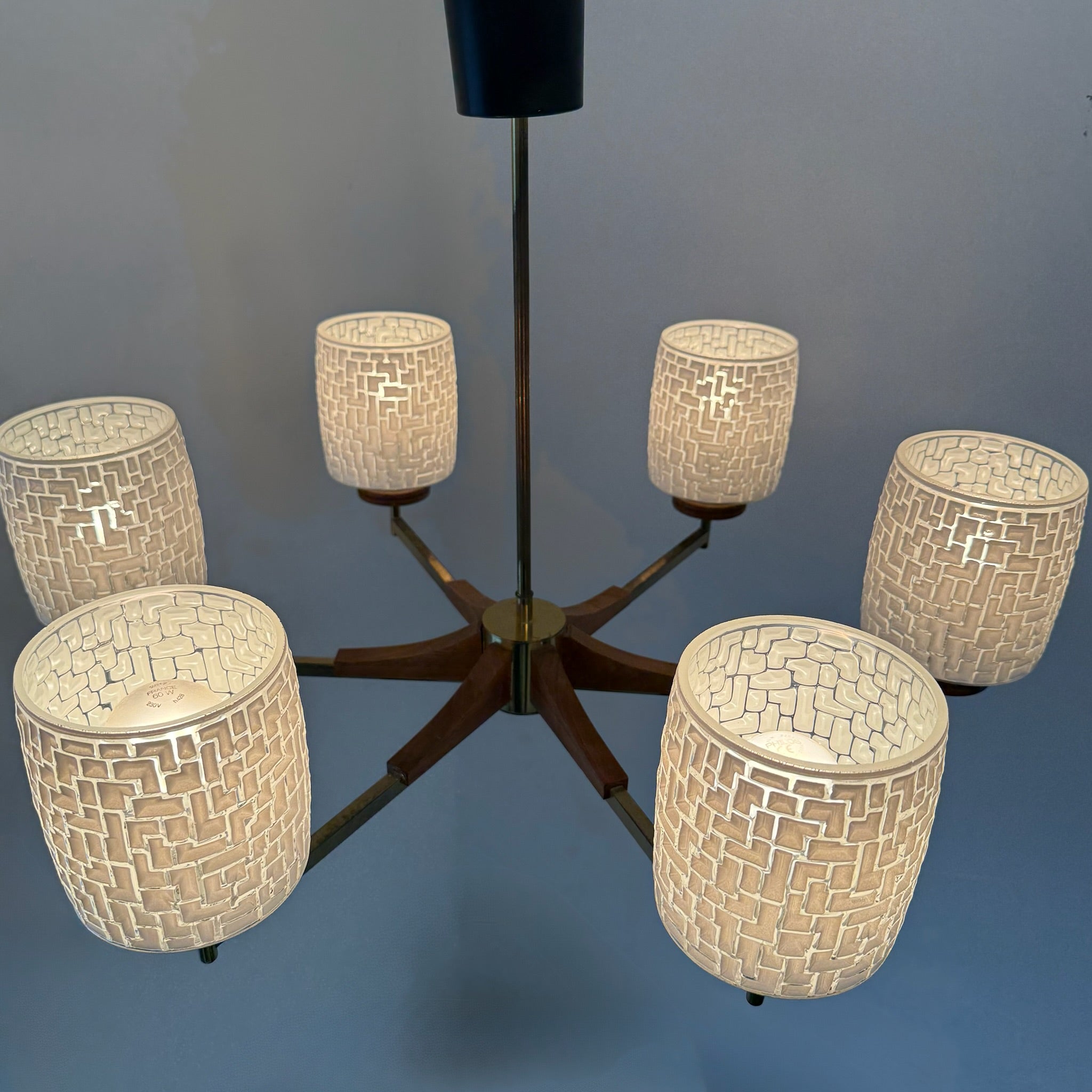 6-flammige Mid-Century Kronleuchter Teakholz & Messing I Skandinavischer Stil 1960er I Mosaik Glas-Schirme I Vintage 70 cm Showroom Ansbach