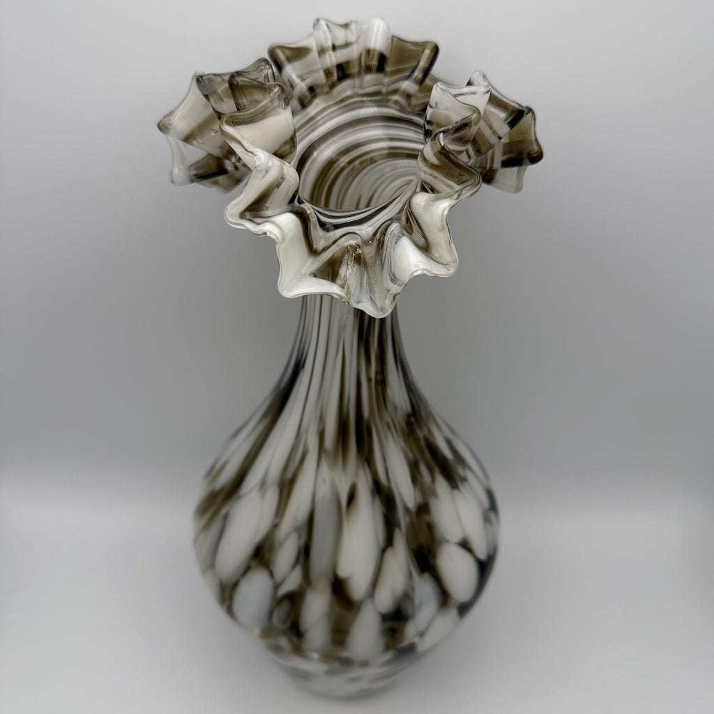 Große Murano Stil Opalglas Vase I Gekämmter Faden-Dekor Braun Weiß I Geraffter Rüschenrand Vintage 1970er I 33,5 cm Showroom Ansbach