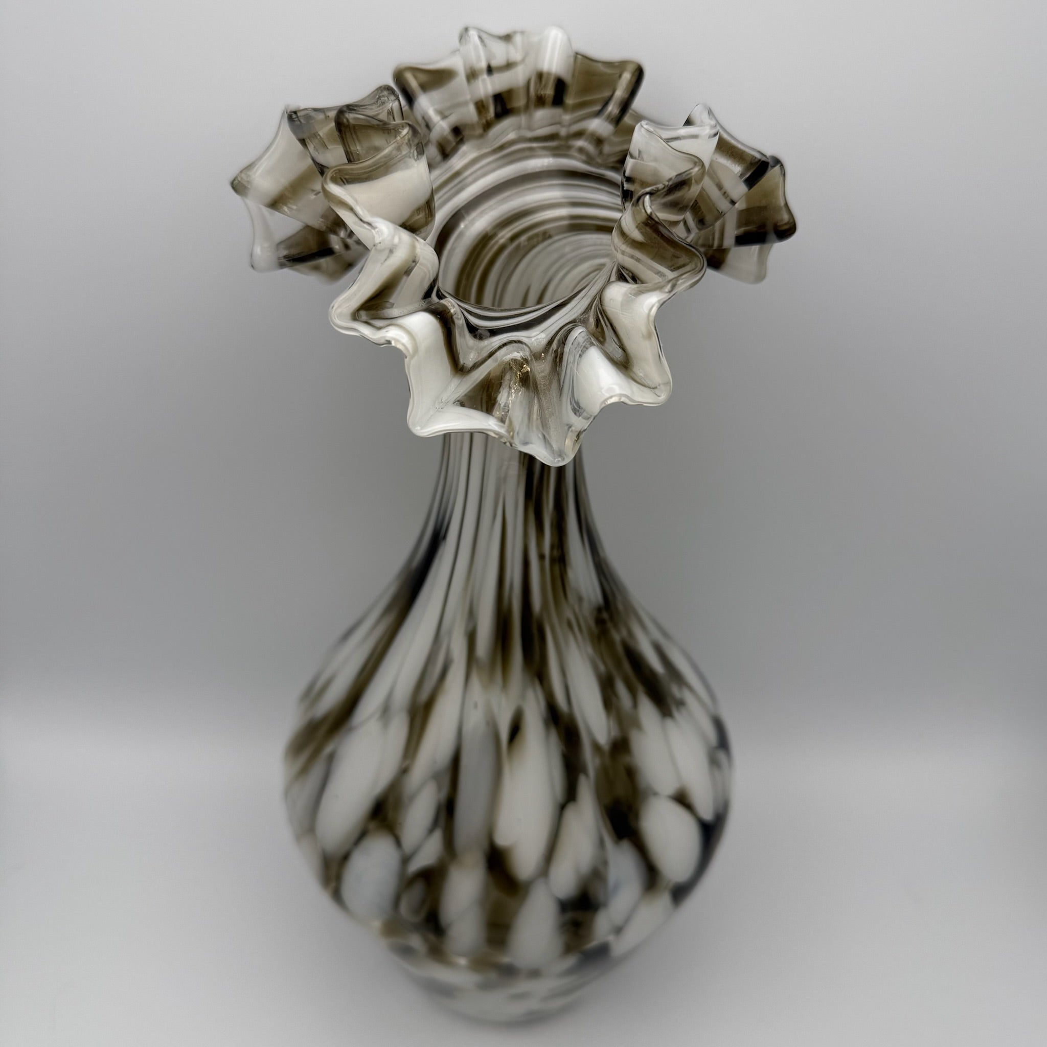 Große Murano Stil Opalglas Vase I Gekämmter Faden-Dekor Braun Weiß I Geraffter Rüschenrand Vintage 1970er I 33,5 cm Showroom Ansbach
