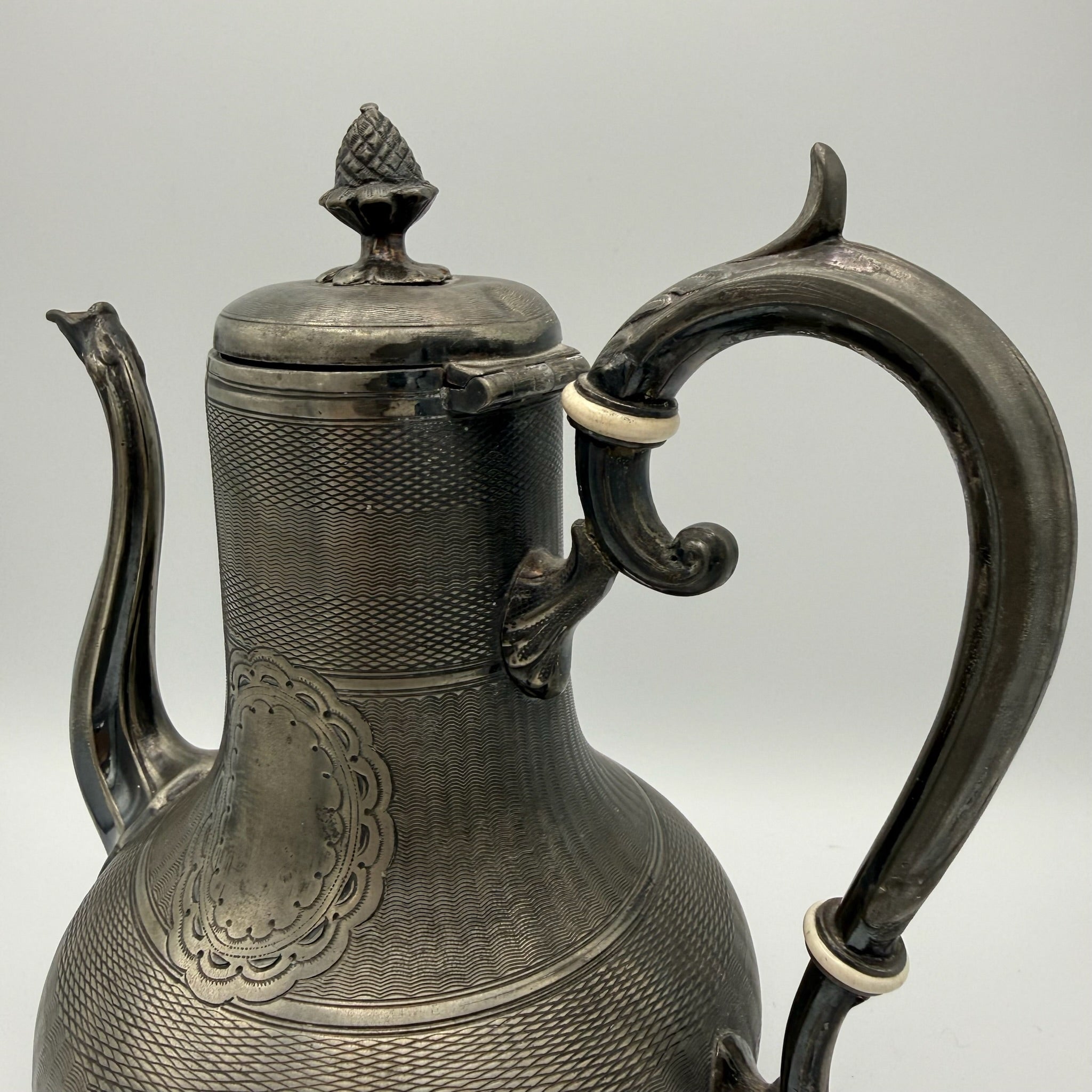 Antikes Prunk Set Teekanne & Zuckerdose I Grands Magasins du Louvre Paris I Versilbert um 1900 I Französischer Historismus Grands Magasins du Louvre, Rue de Marengo, Paris