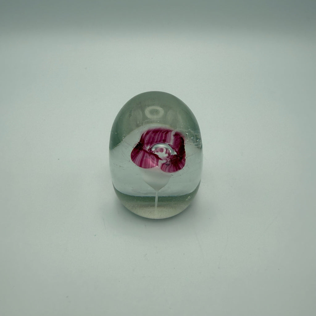 Künstlersigniertes Glas Paperweight 1986 I Eingeschmolzene purpurrote Blume I Glasbriefbeschwerer Handarbeit 5,6 cm Showroom Ansbach