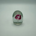 Künstlersigniertes Glas Paperweight 1986 I Eingeschmolzene purpurrote Blume I Glasbriefbeschwerer Handarbeit 5,6 cm Showroom Ansbach