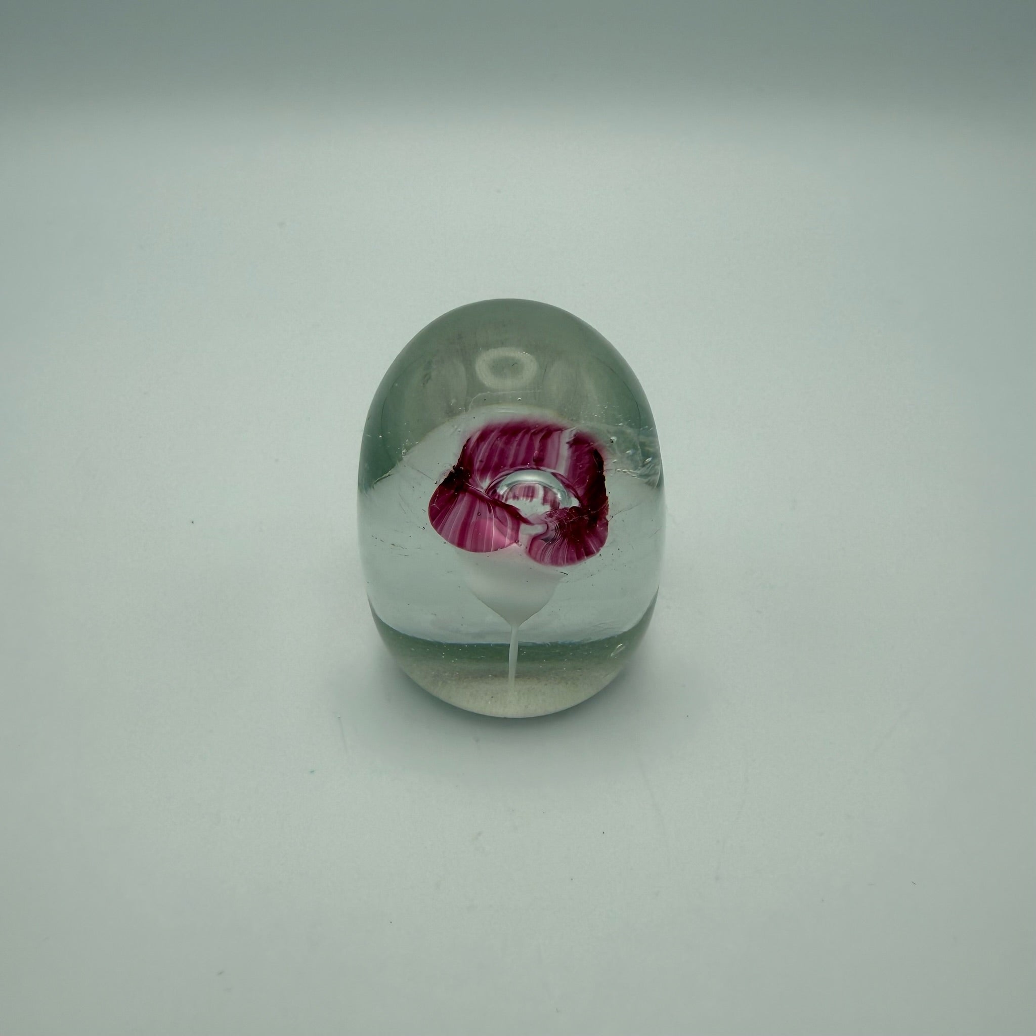 Künstlersigniertes Glas Paperweight 1986 I Eingeschmolzene purpurrote Blume I Glasbriefbeschwerer Handarbeit 5,6 cm Showroom Ansbach
