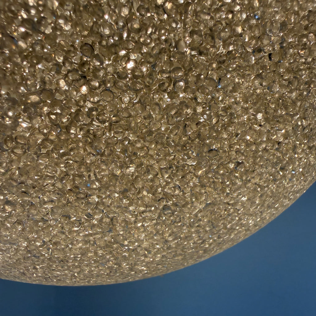 Ikonische 70er Jahre Granulat Kugellampe I Funkelnde Acryl-Prismen Hängelampe I Mid-Century Space Age Pendelleuchte 30 cm Showroom Ansbach
